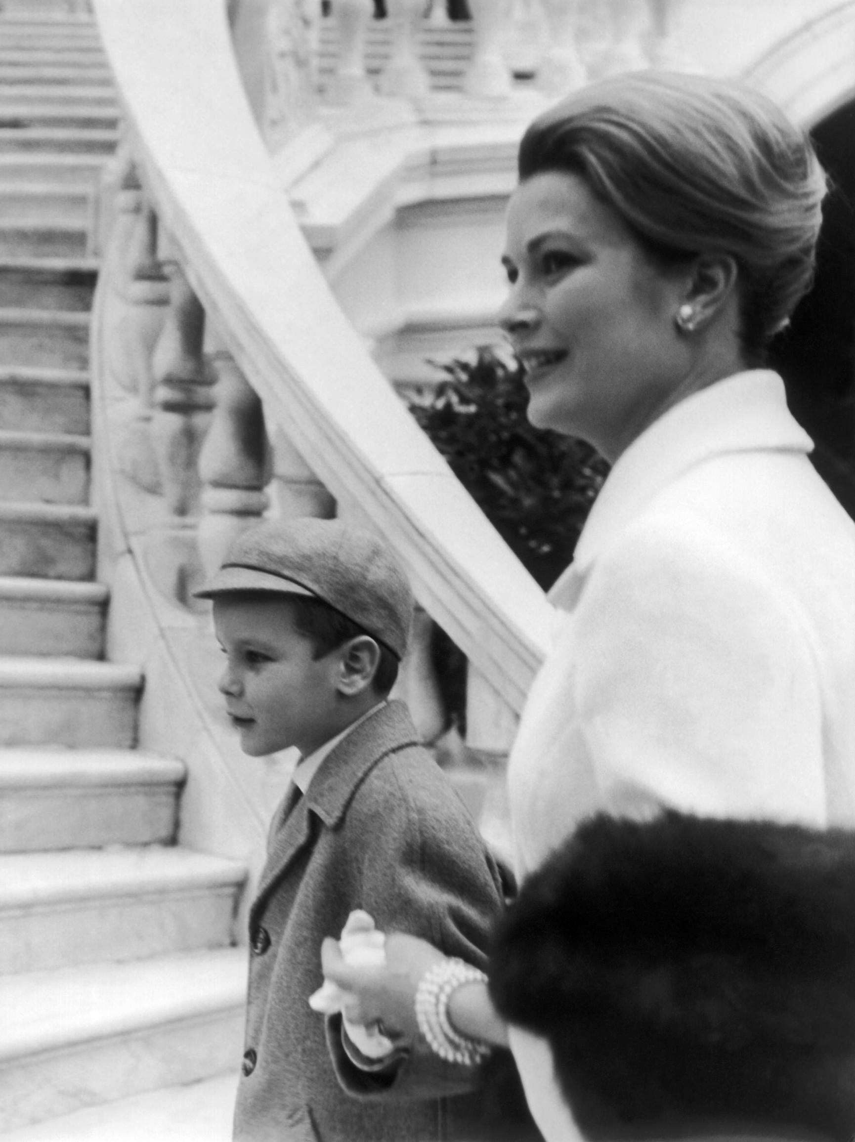 Prinssi Albert menossa äitinsä Gracen kanssa pikkusiskon, Stephanien, ristiäisiin maaliskuussa 1965. 