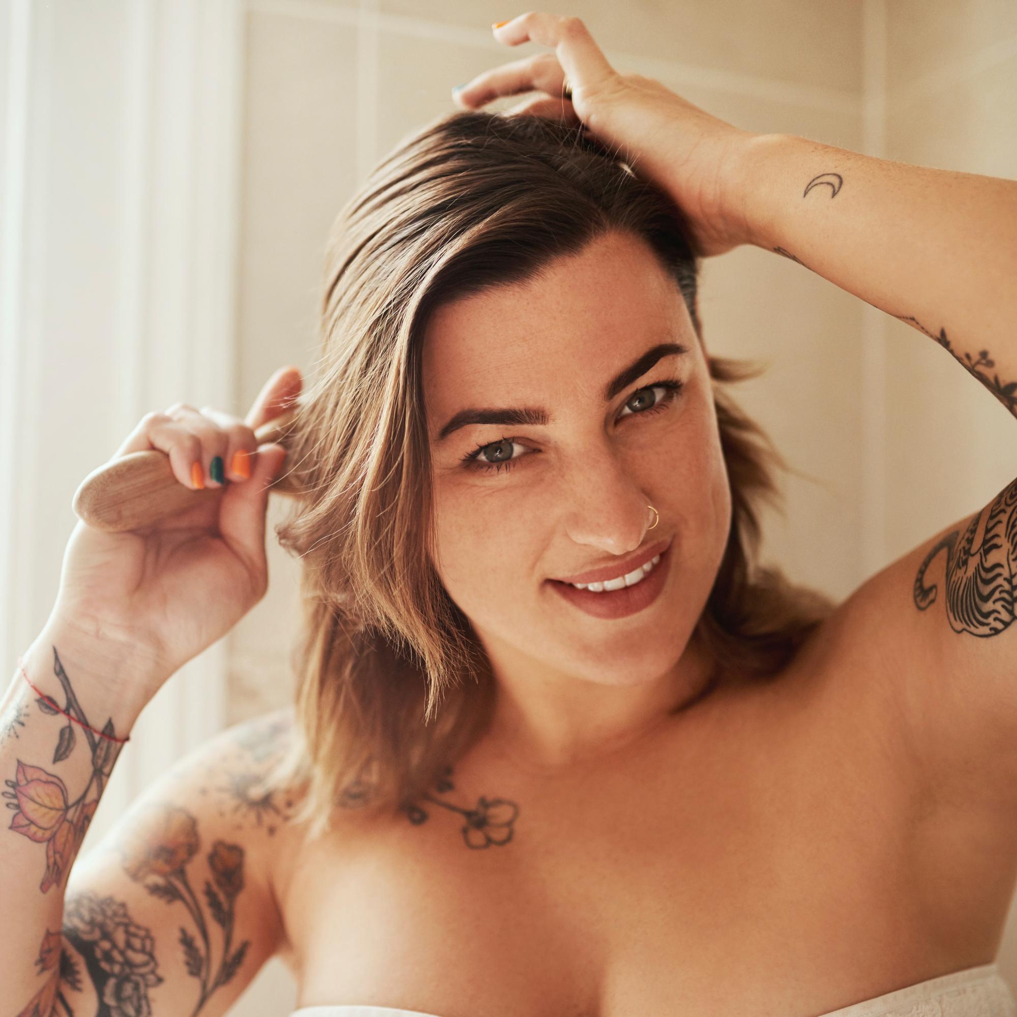 Vaivaavatko ohuet hiukset? Kokeile tyvipesua ja 9 muuta keinoa saada hiukset vahvoiksi