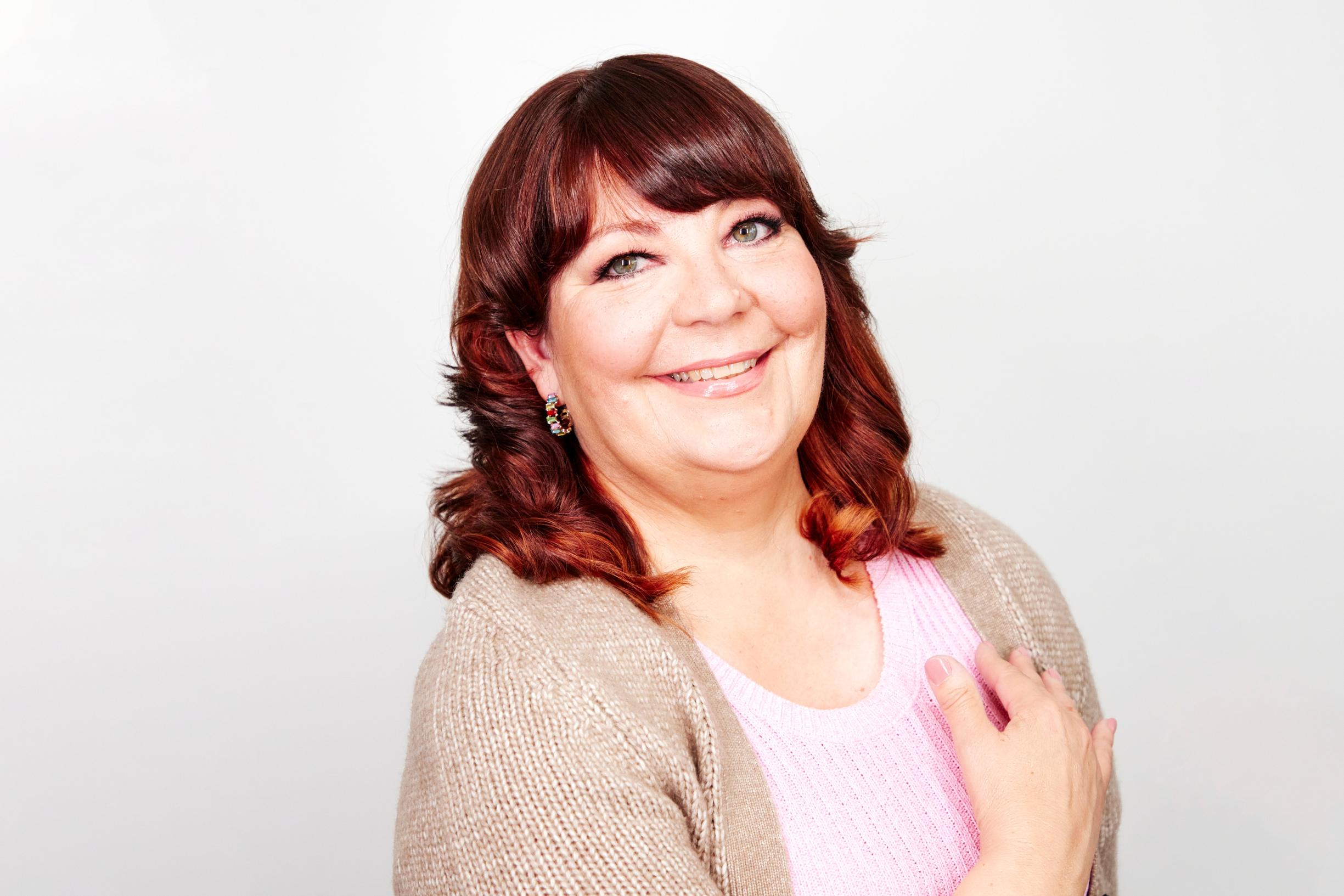 Anne sai hiusmuutoksessa täyteläisen värin ja kiharat, jotka on helppo laittaa kotona – kampaaja kertoo, miten saat kaiken irti luonnonkiharoista