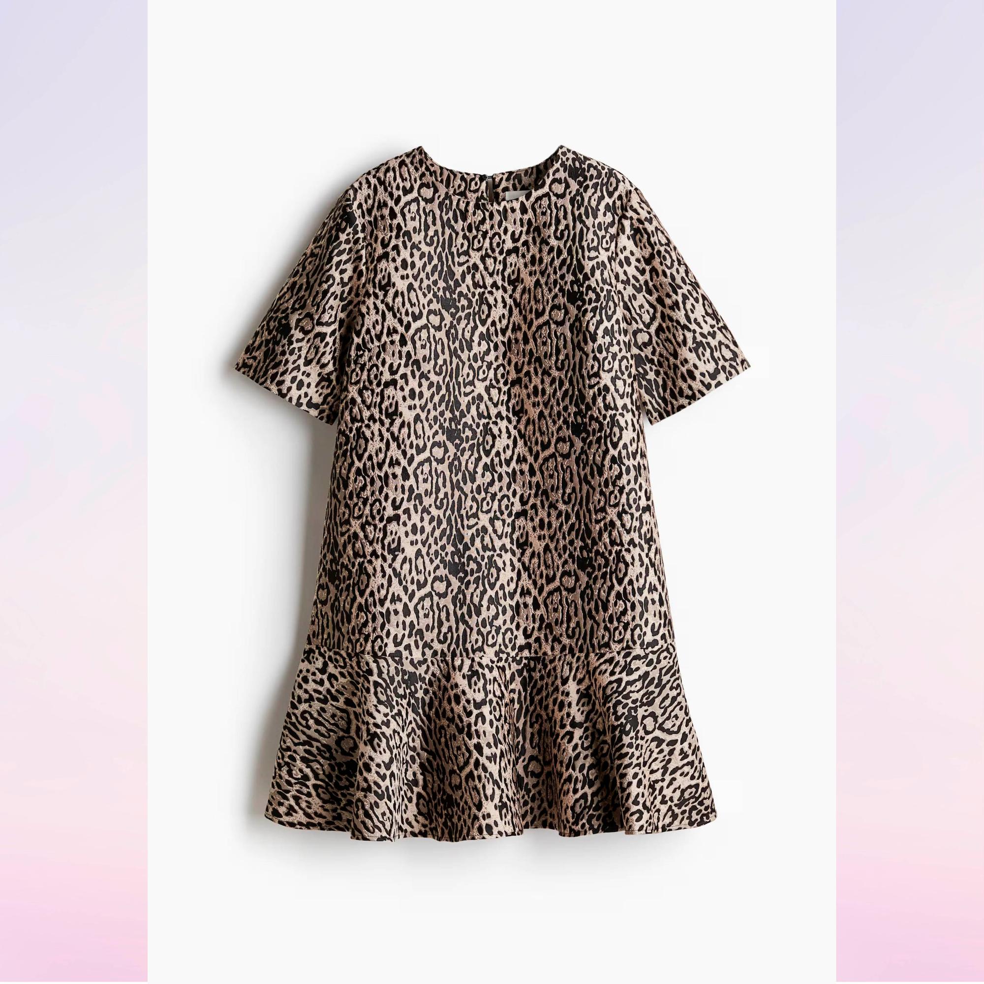 Takaa solmittava jakardikankainen mekko(XS–XXL) 49,99 e, H&M. Saatavilla myös mustana.