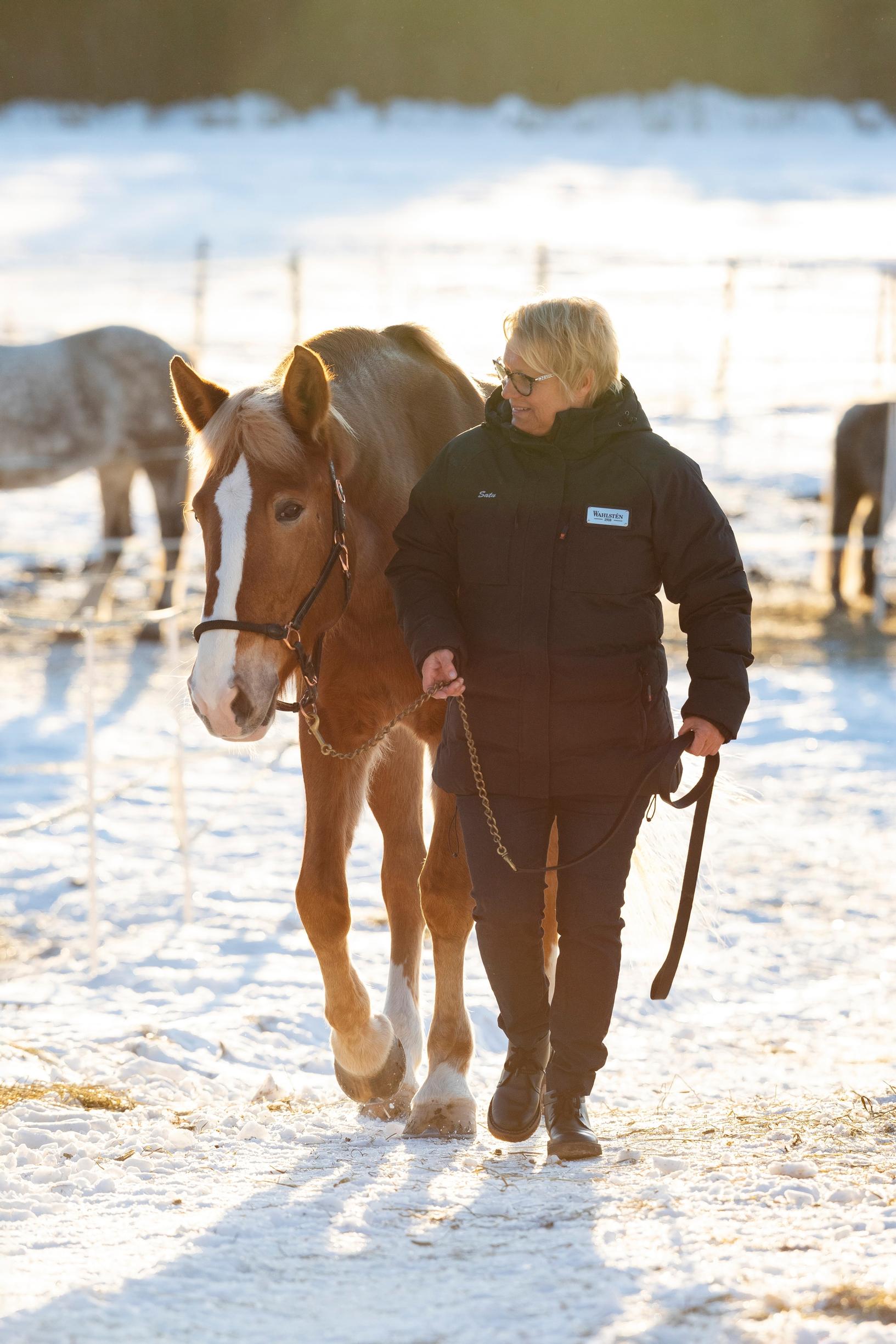 Sadulla on paljon vastuullaan. Turkan ratsutilalla järjestetään ratsastuskoulujen lisäksi myös muun muassa leirikouluja sekä vammaisratsastusta kehitysvammaisille, mielenterveyskuntoutujille ja erityisnuorille.