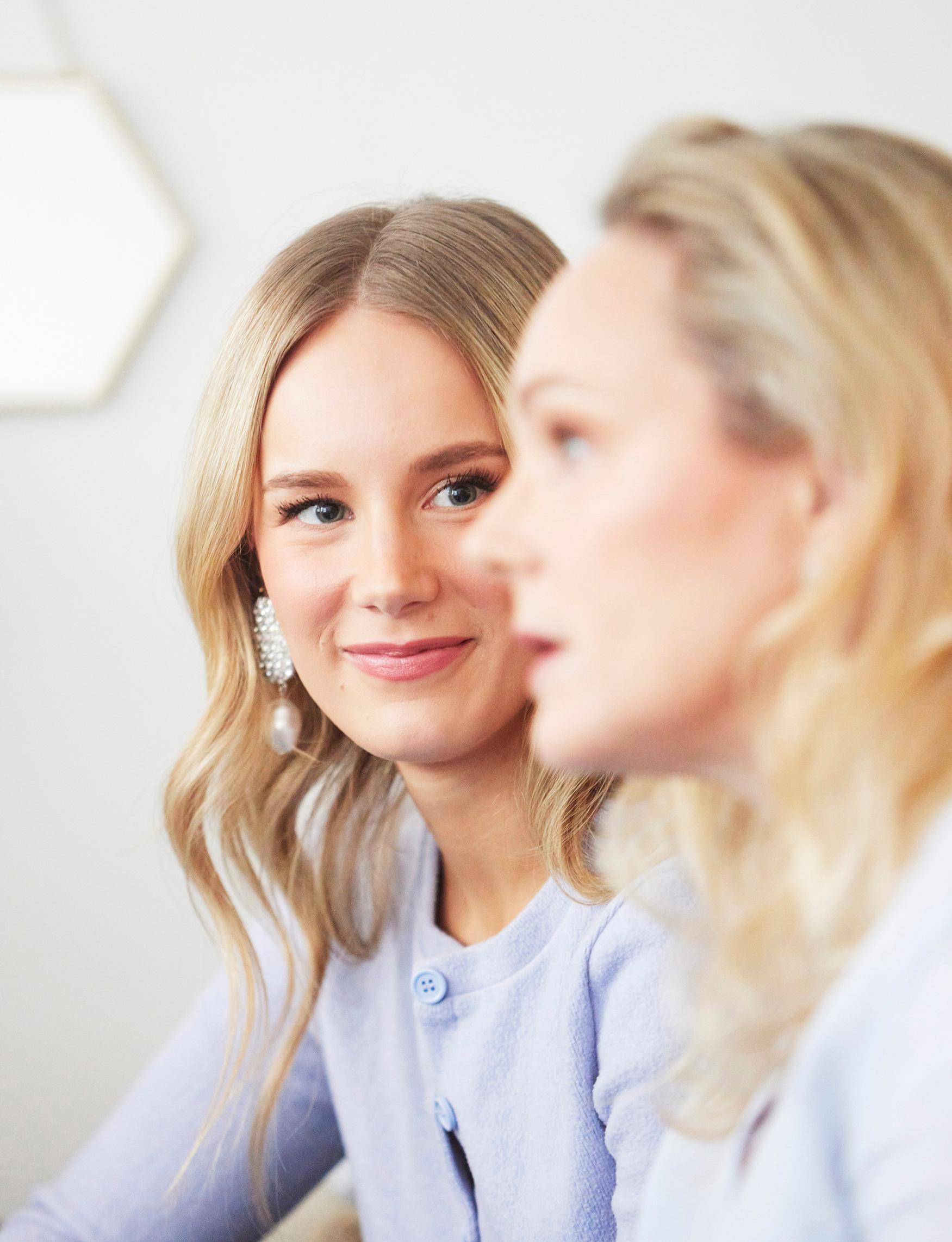 ”Kaipaan yhteisiä ruokailuja tyttärieni kanssa, mutta en halua takertua. Tytöillä pitää olla oma vapaus tehdä ja mennä”, Sari sanoo.