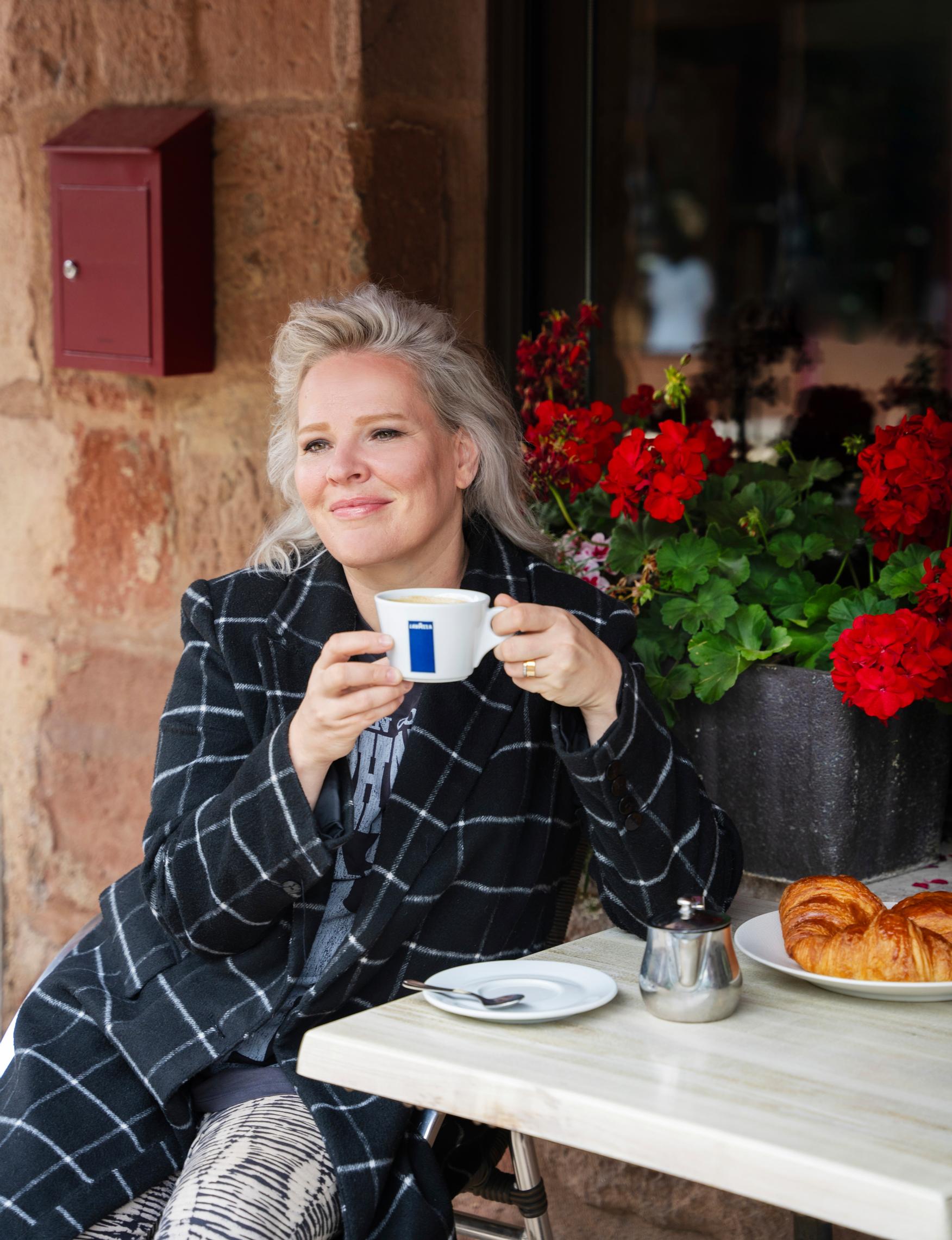 Milja Kaunisto käy joka aamuisin juomassa pari espressoa ja juttelemassa naapureille kotikylänsä vakiokahvilassa. Se on tärkeä arkirituaali, joka auttaa toipumisessa.