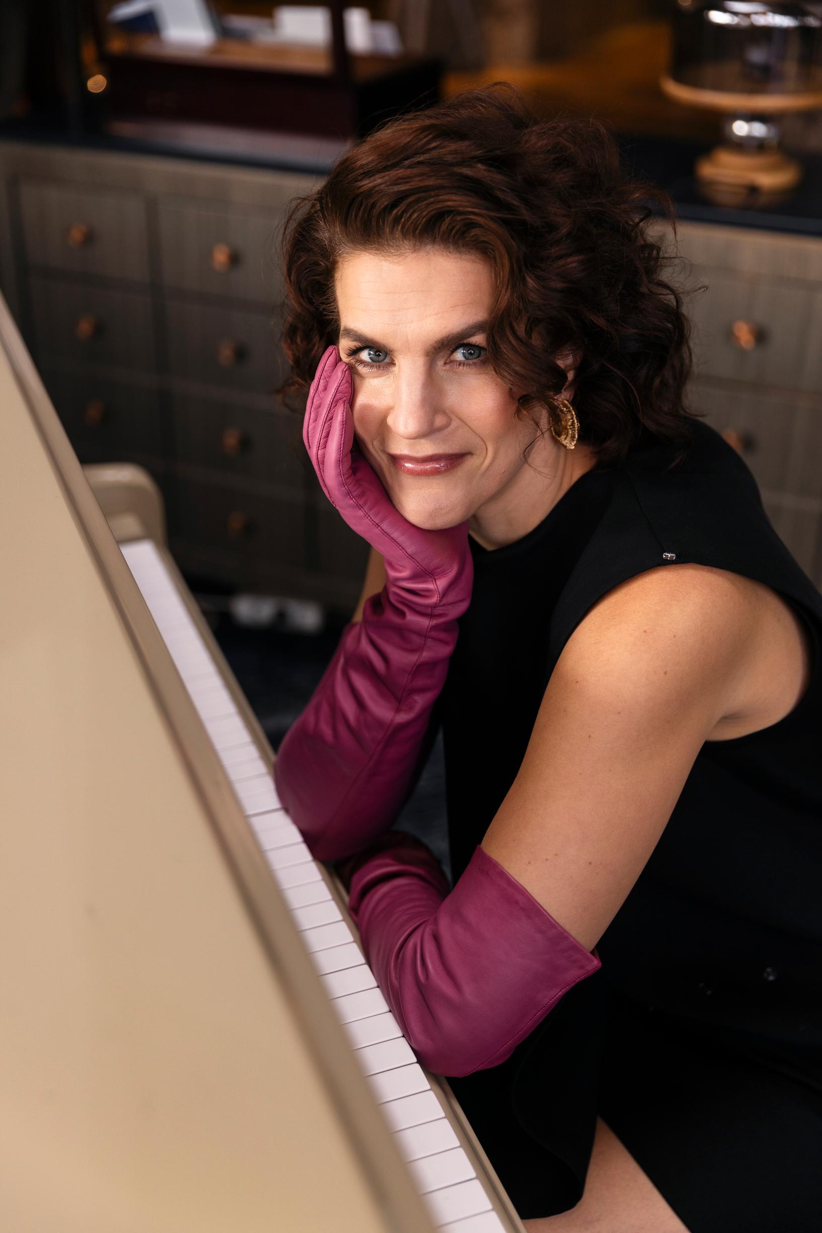 [Image] Maria Ylipää sanoo olevansa ujo ja herkkä, mutta on toinenkin puoli. ”Kunnianhimoni ilmenee niin, että matkalla päämäärääni saatan olla suora ja epä­empaattinenkin. Miellyttäjää minussa ei juuri ole.”