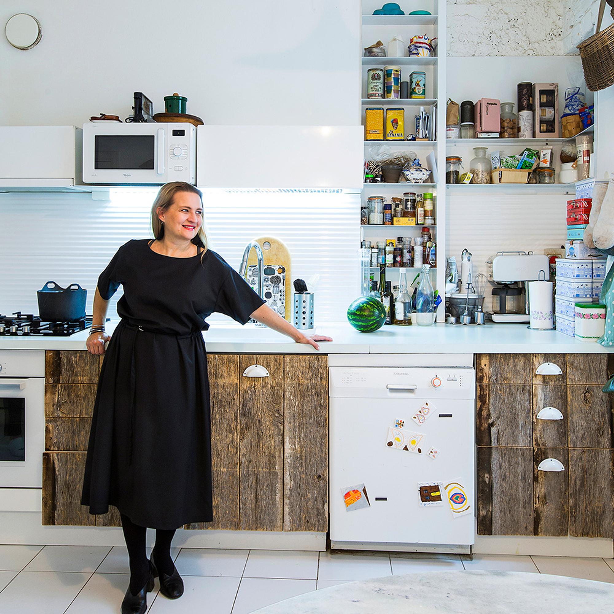 Muotoilija Sanna Kantolan värikäs ja rento koti