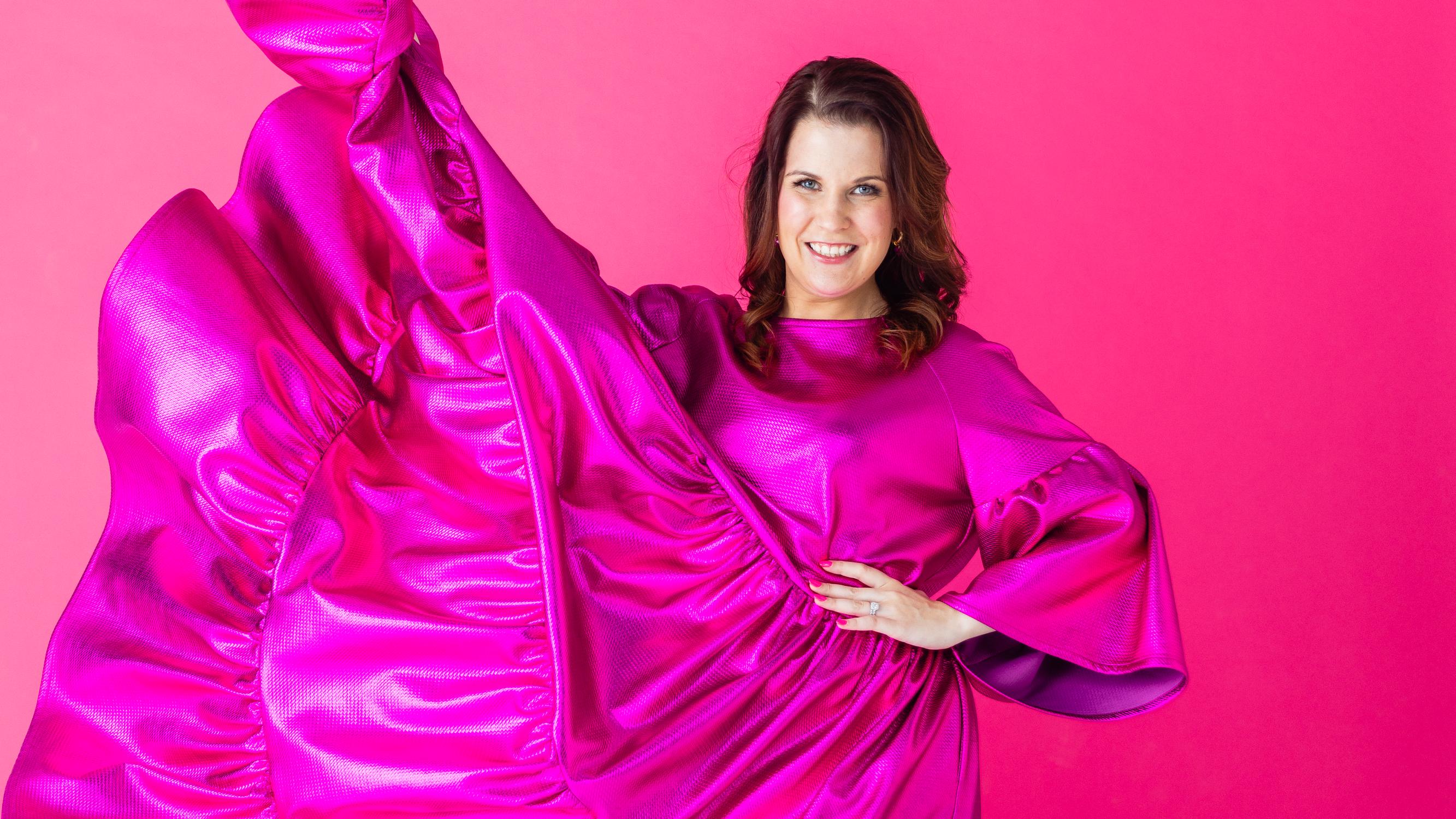 Enkelisijoittaja Jenni Kynnös pukeutuu pinkkiin eikä omista housuja – ”Tyylini on muuttunut, kun olen vaurastunut”