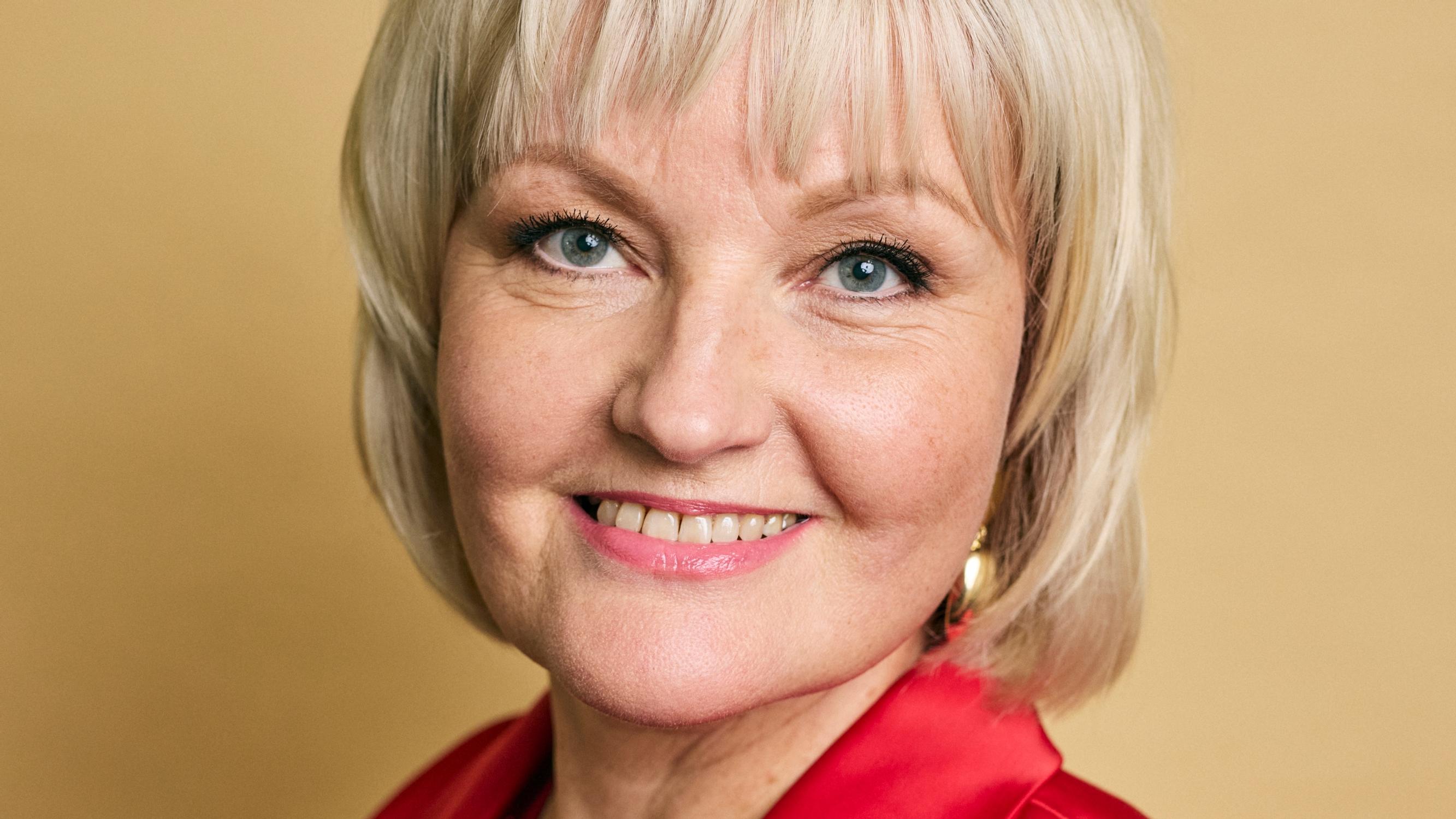 Sofia, 57, sai upean juhlameikin muuttumisleikissä – kahdella vinkillä saat meikin kestämään koko päivän