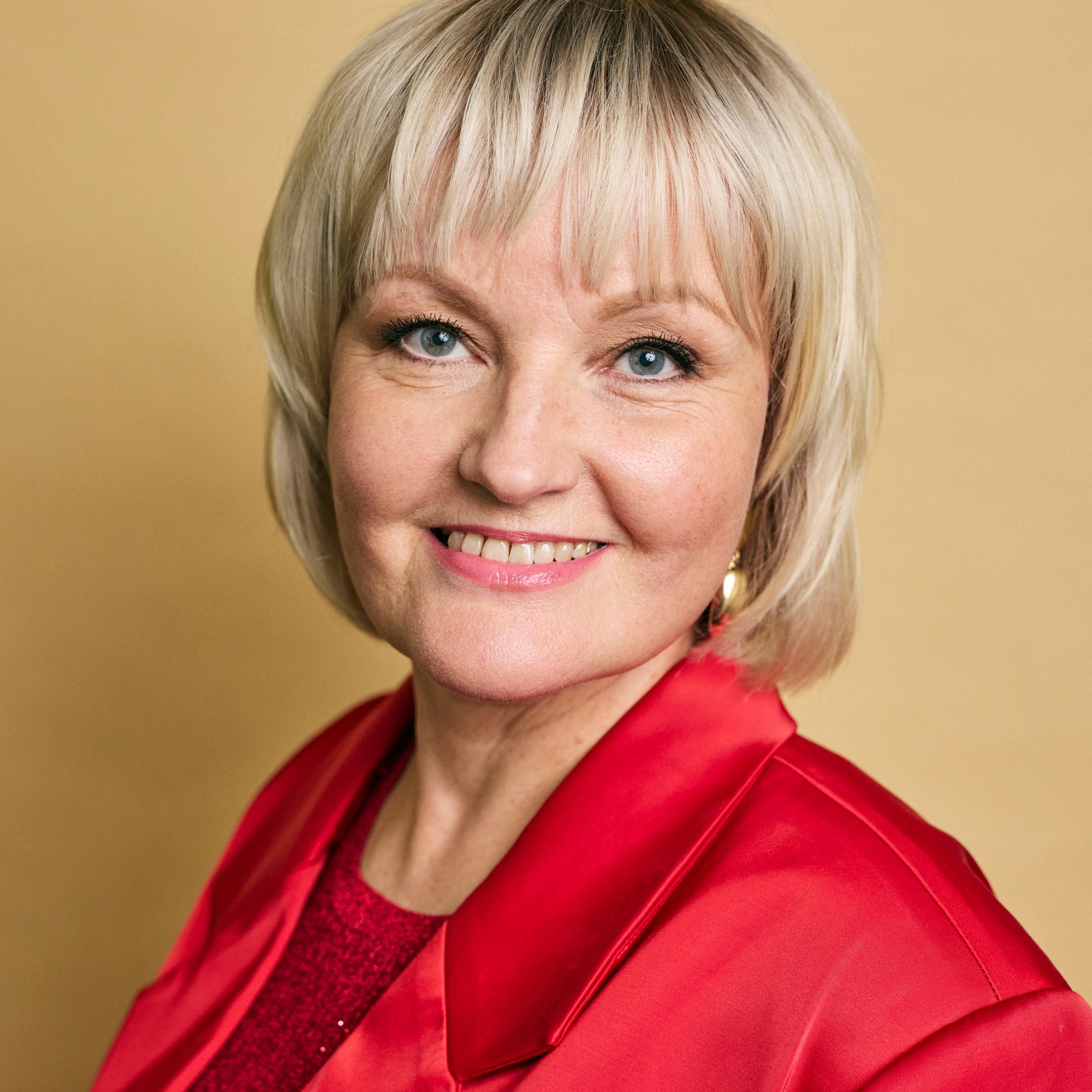 Sofia, 57, sai upean juhlameikin muuttumisleikissä – kahdella vinkillä saat meikin kestämään koko päivän