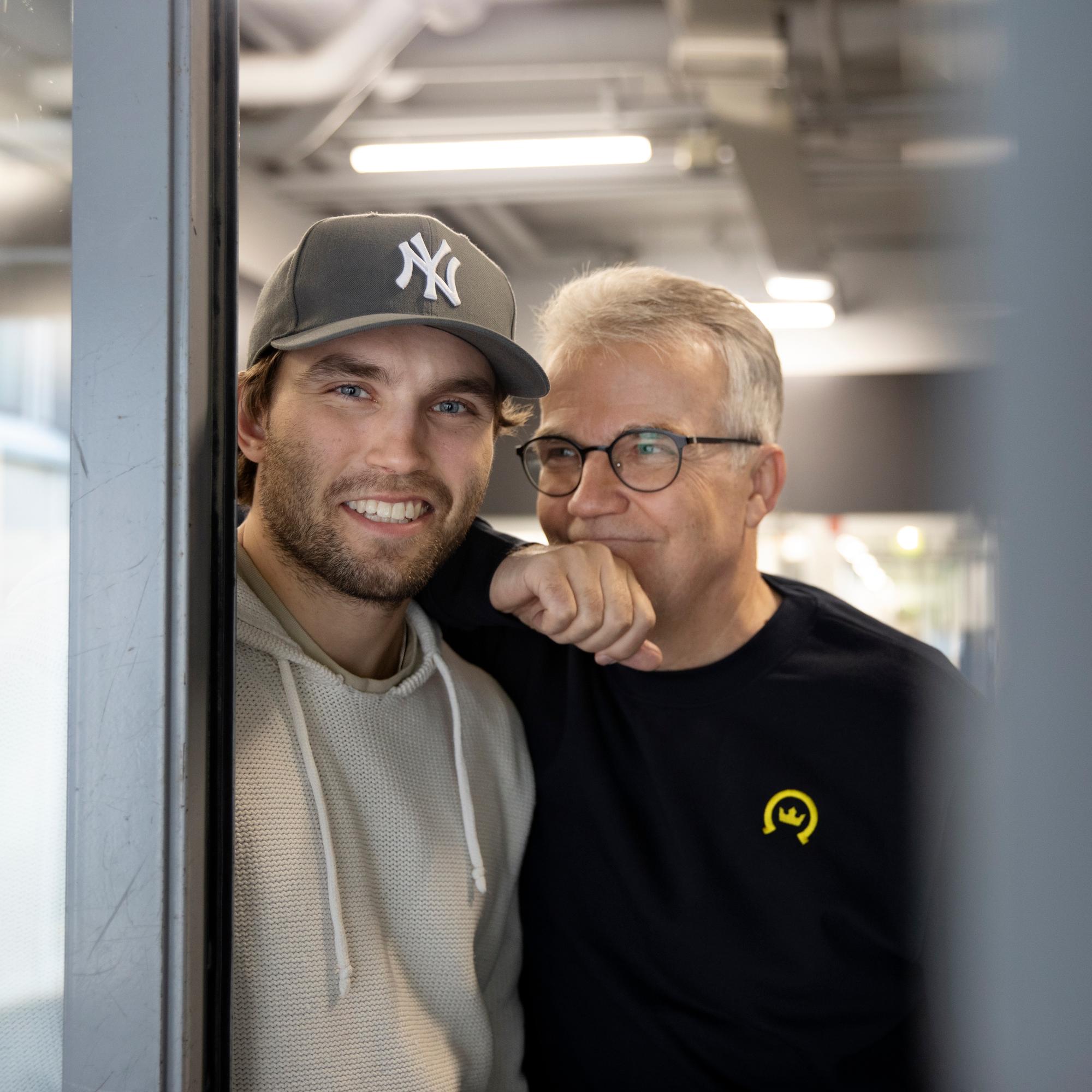 Ex-uutisankkuri Keijo Leppäsen perheessä ei puhuta tunteista – neljä vuotta sitten jääkiekkoilijapoika Ottoville päätti toisin ja soitti isälleen