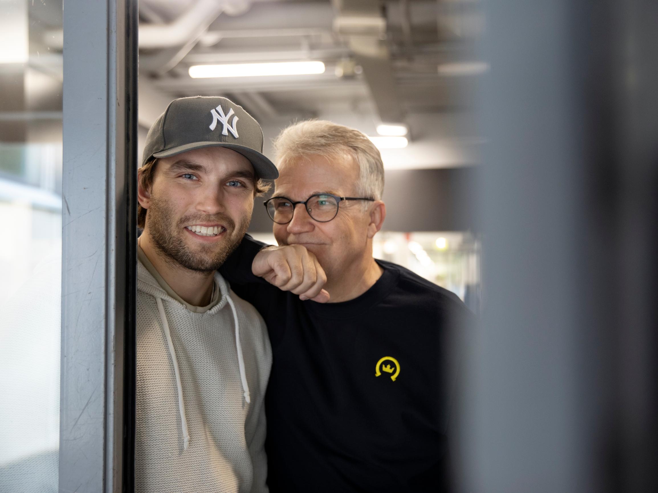 Ex-uutisankkuri Keijo Leppäsen perheessä ei puhuta tunteista – neljä vuotta sitten jääkiekkoilijapoika Ottoville päätti toisin ja soitti isälleen