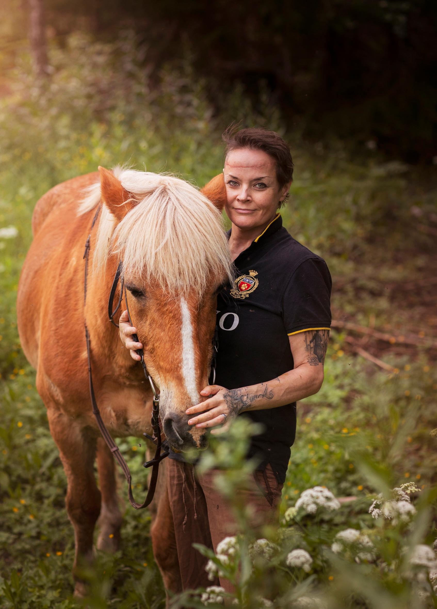 Heidi joutui hirvikolariin ja sai kuulla lohduttomat diagnoosit ilman läheisten tukea: ”Lähimmäisenrakkaus auttoi minut rankimman ajan yli”