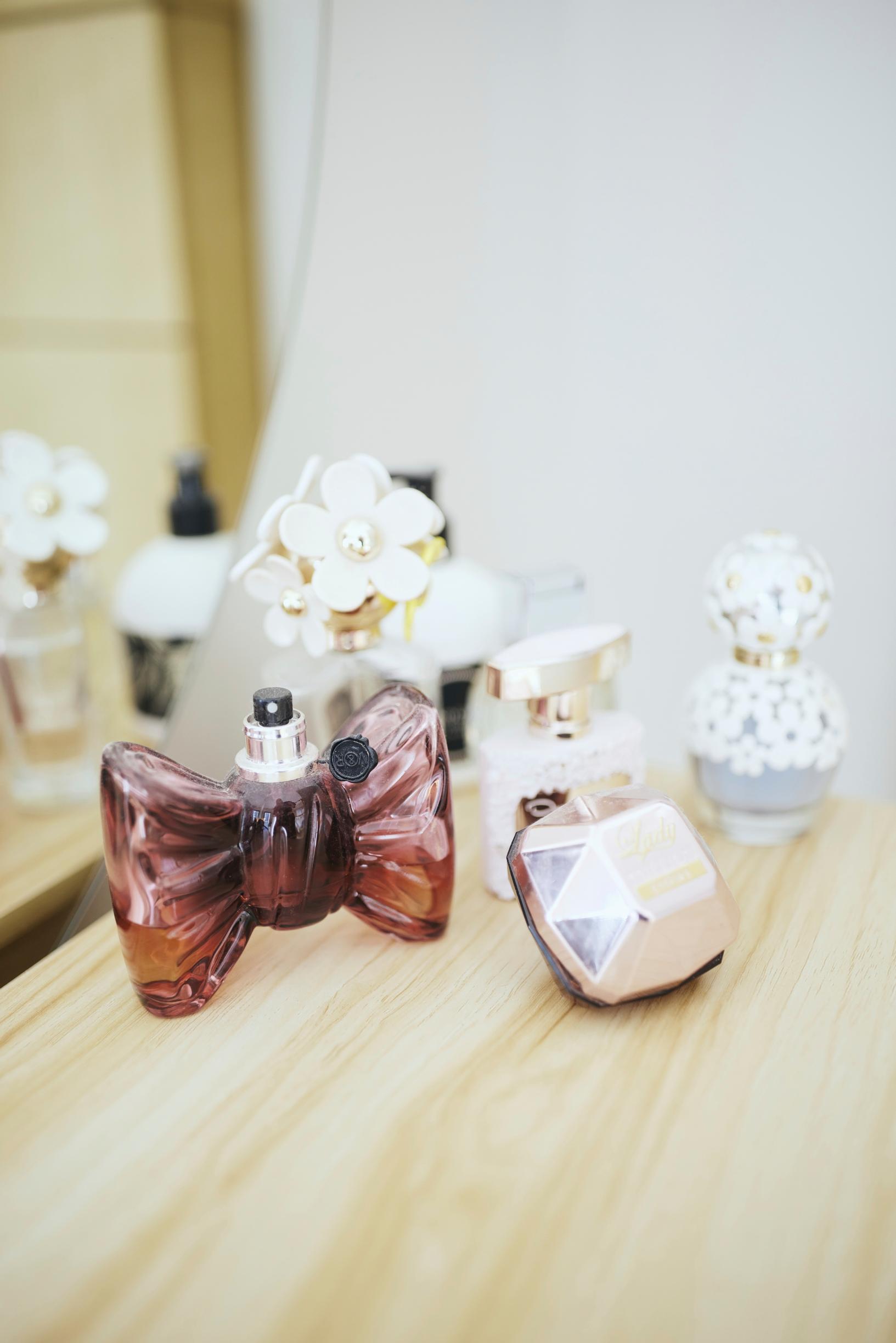 Tiinan meikkauspiste sijaitsee makuuhuoneessa. Hän rakastaa kukkaistuoksuja.