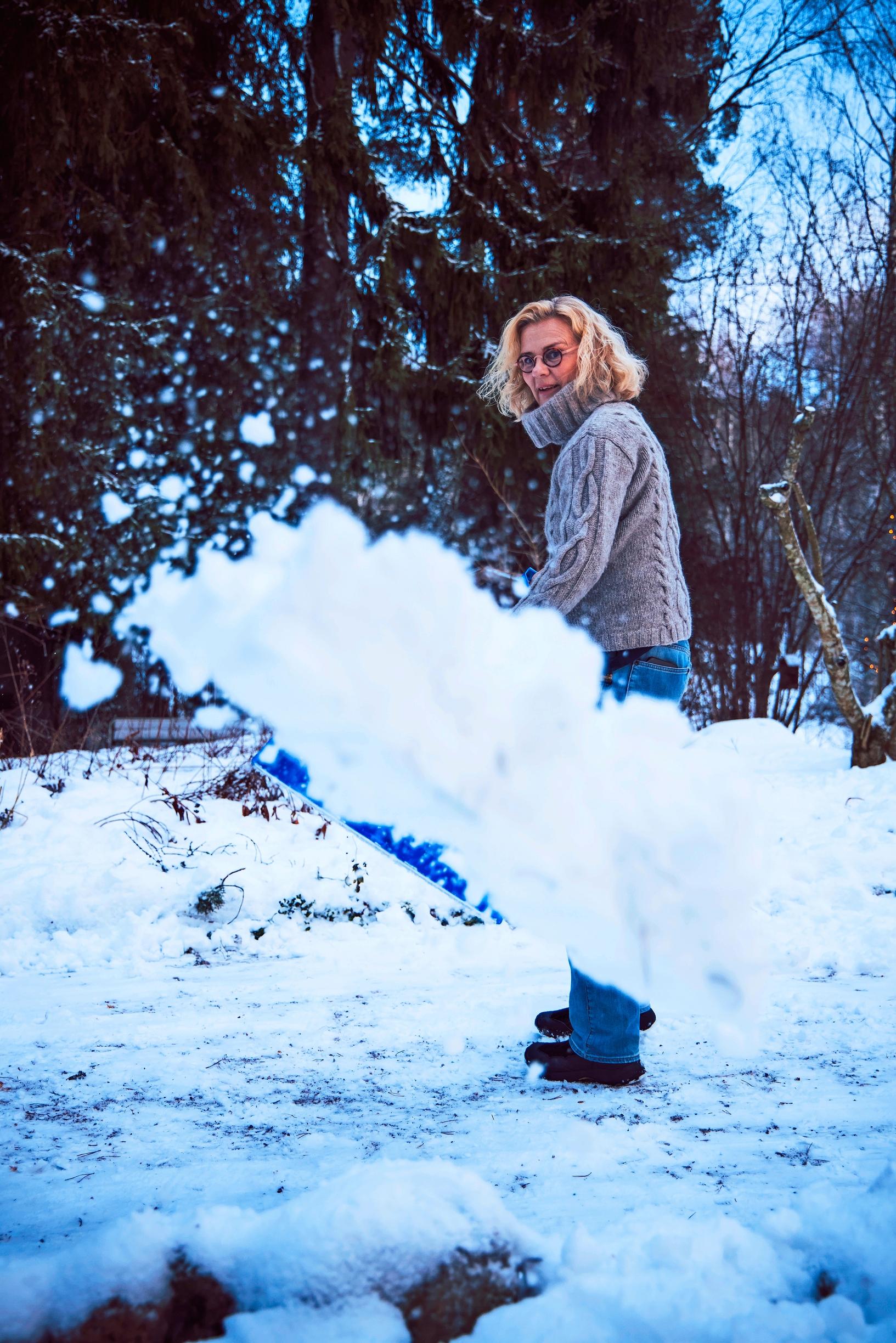 Bettina Sågbom-Ek tekee lumitöitä talonsa pihalla