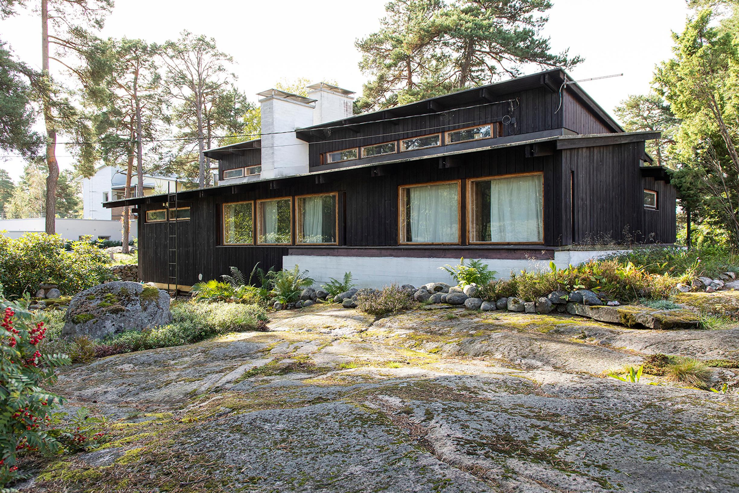 Talossa risteytyvät japanilainen arkkitehtuuri ja suomalaisen rakennusperinteen parhaat periaatteet. Japanilaisuus näkyy arkkitehti Aulis Blomstedtin suunnitteleman talon askeettisessa ja minimalistisessa arkkitehtuurissa. Räystäitä ei ole lainkaan.