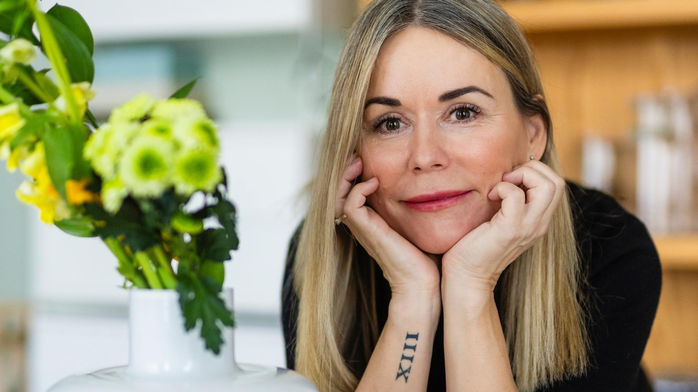 Riikka, 50, heräsi vuosia aamuisin verilammikosta – kohdunpoisto aloitti vaihdevuodet mutta vei järkyttävät kivut