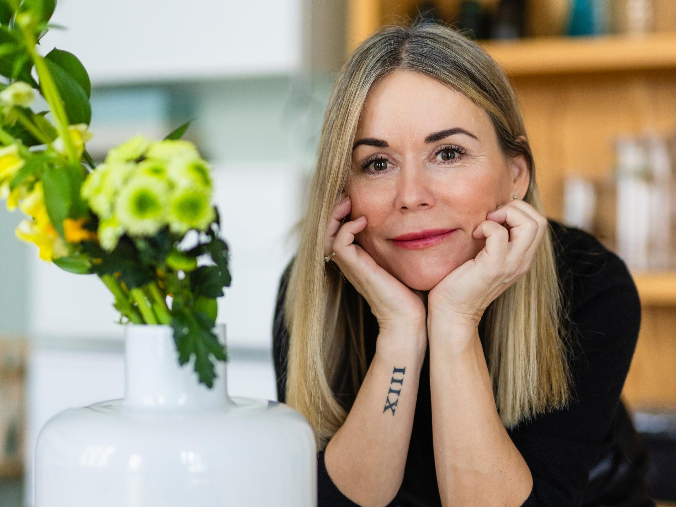 Riikka, 50, heräsi vuosia aamuisin verilammikosta – kohdunpoisto aloitti vaihdevuodet mutta vei järkyttävät kivut