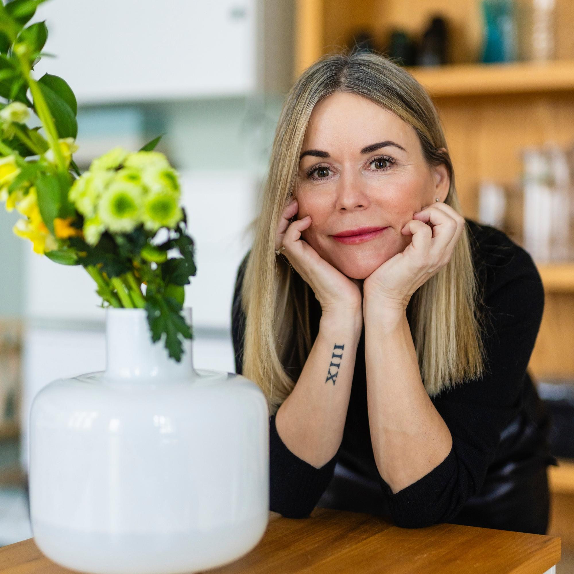 Riikka, 50, heräsi vuosia aamuisin verilammikosta – kohdunpoisto aloitti vaihdevuodet mutta vei järkyttävät kivut