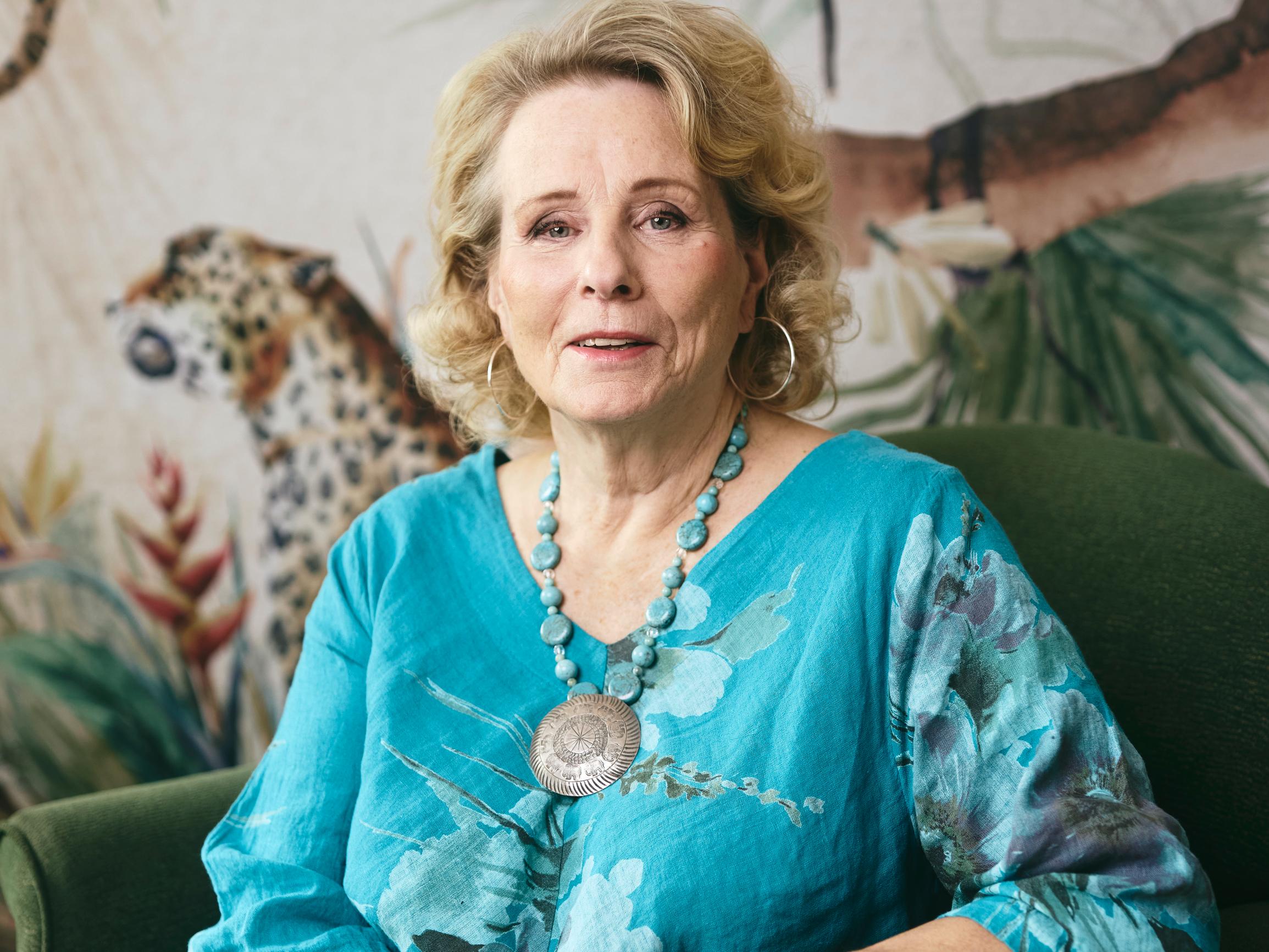 Kun laulaja Maija Hapuojan ovelle ilmestyi tuttu mies halpahallin kassi kädessä, hän rakastui tulisesti ilman päivänkään seurustelua  – sitten tuli suuri suru