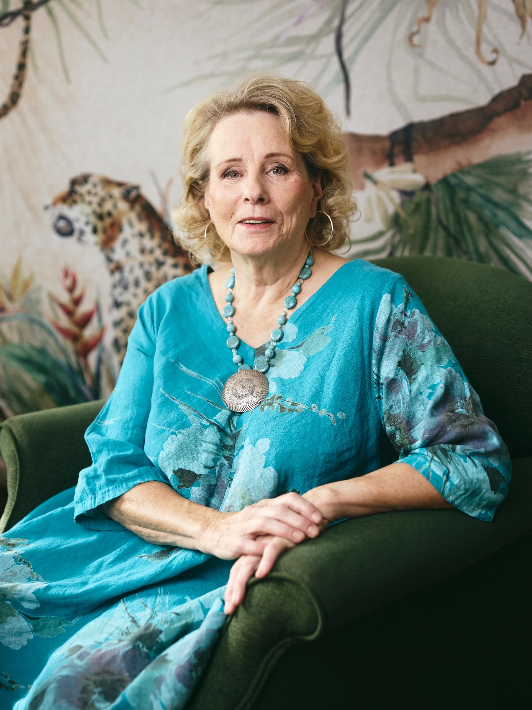 Kun laulaja Maija Hapuojan ovelle ilmestyi tuttu mies halpahallin kassi kädessä, hän rakastui tulisesti ilman päivänkään seurustelua  – sitten tuli suuri suru