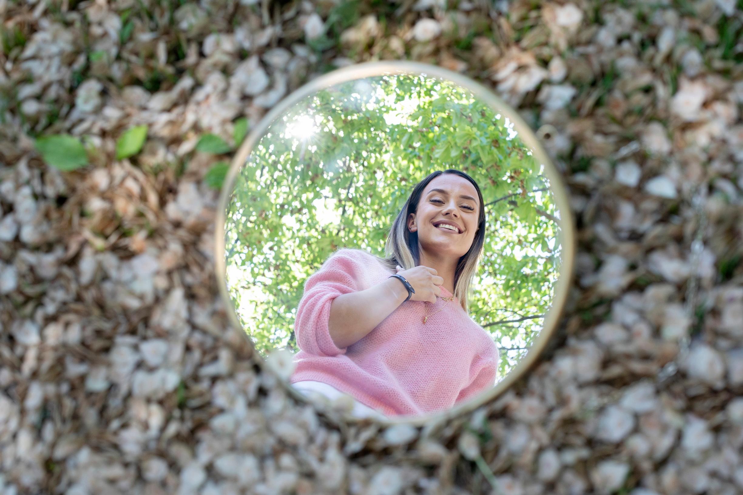 Fitness-tähti Ilona Siekkinen menetti lapsuudenperheensä, kun jätti Jehovan todistajat: ”Minulla ei ole ketään"