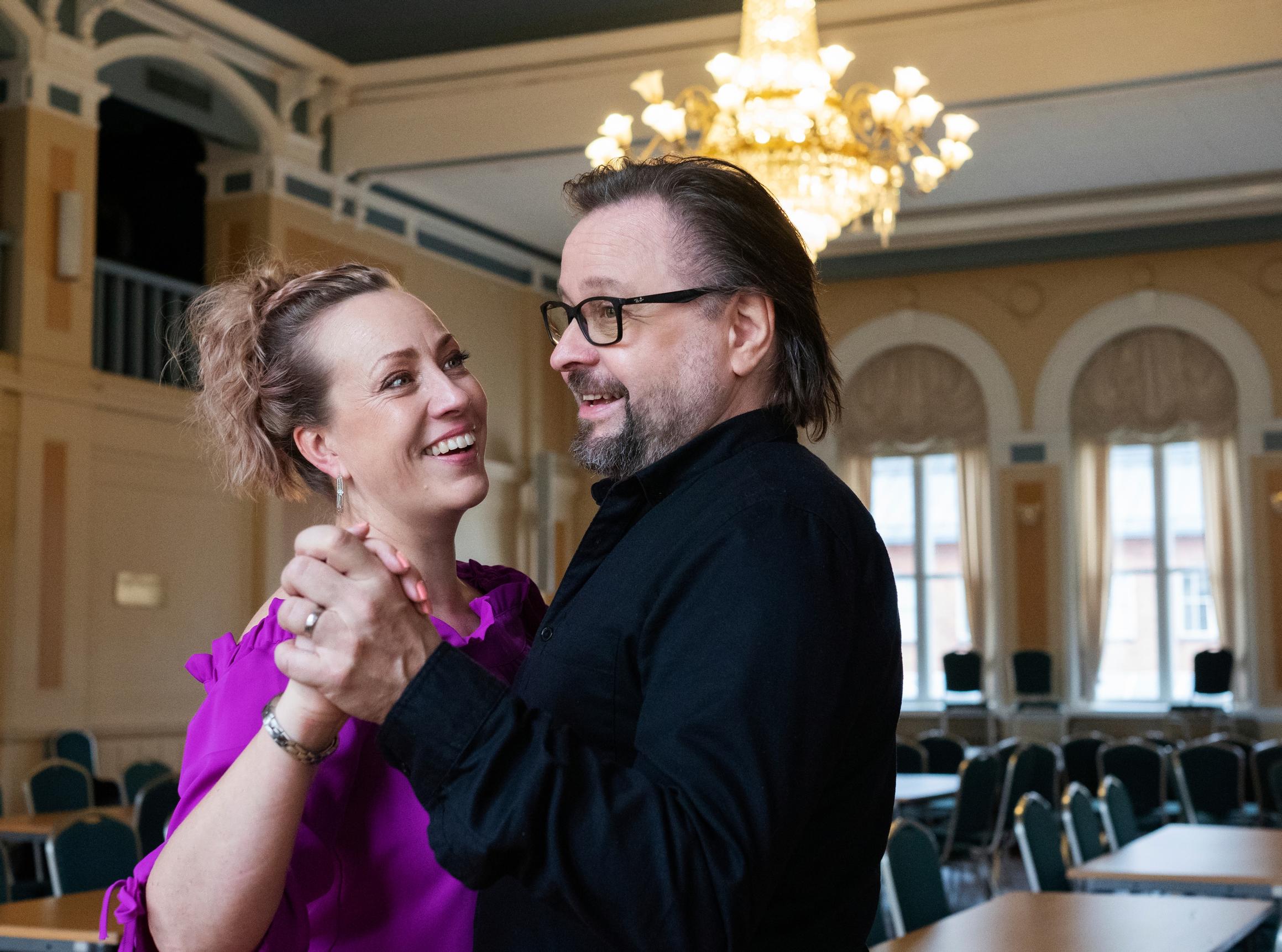 Kaisa ja Heikki tanssivat aikanaan häitään Tampellan juhlatalossa. Molempia on nähty myös nyt rakennuksessa toimivan Komediateatterin lavalla.