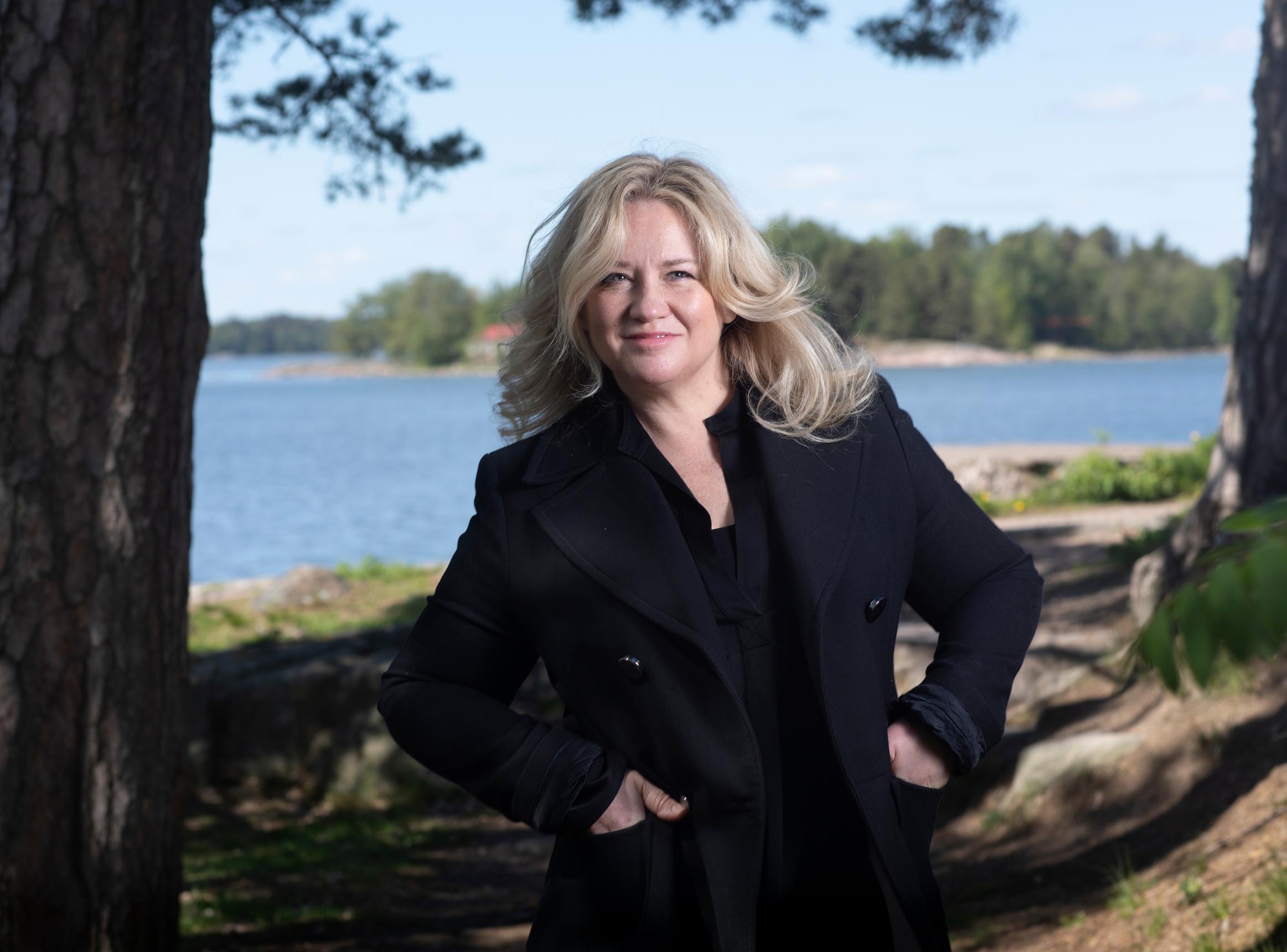 "Me kaikki haluamme olla rakastettuja ja pidettyjä, se kuuluu ihmisluontoon", Maria Sid pohtii.