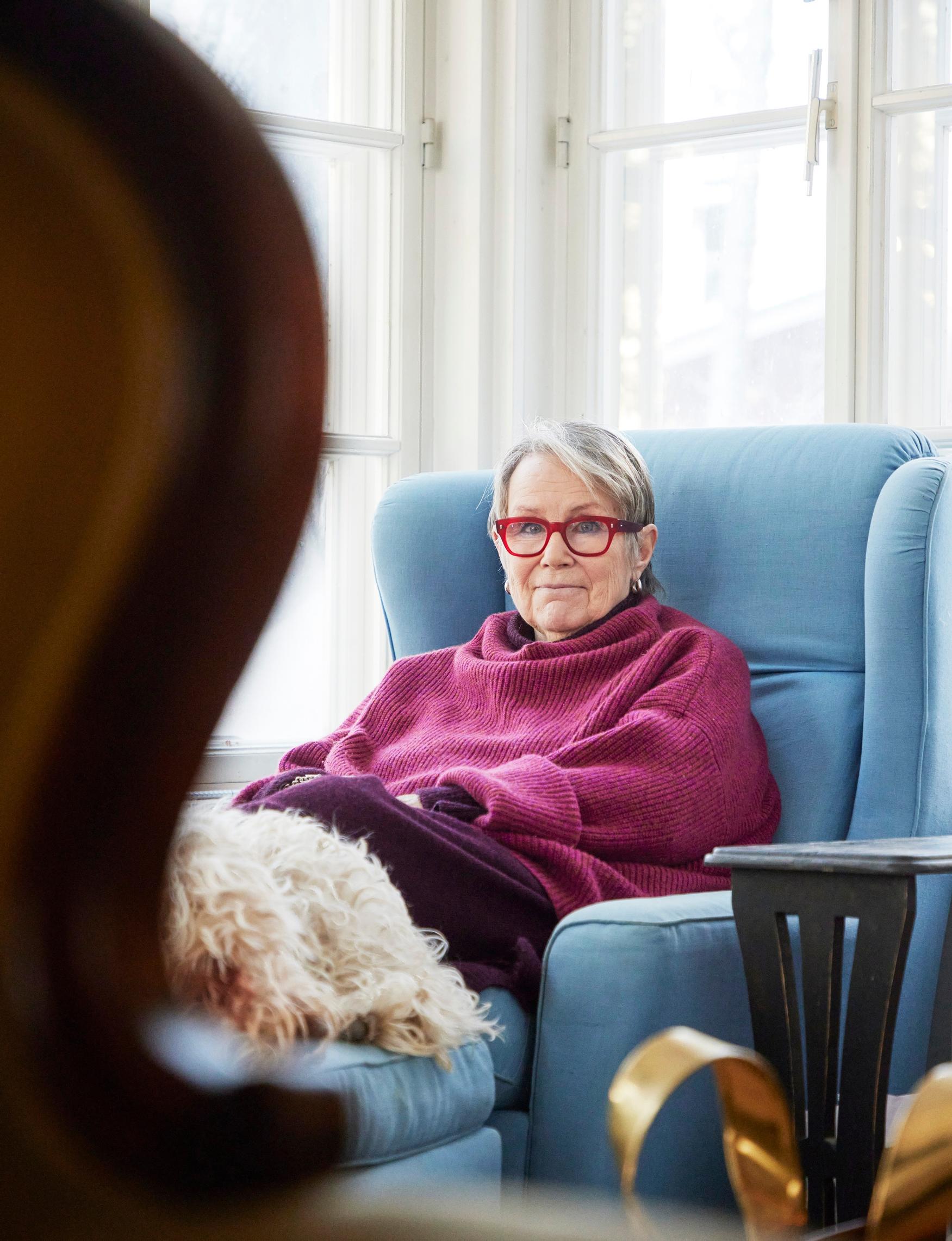 Hilkka Olkinuoran mukaan vanhuksia syytetään niin kansantalouden kuin hoitoalan kriiseistä: ”Vanhenemisen pelko johtaa ikäsyrjintään”