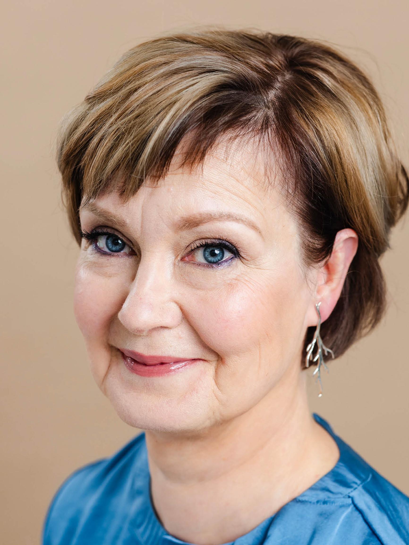 Jaanan, 56, permanentattu tukka sai muuttumisleikissä uuden ryhdikkään mallin – kampaaja kertoo vinkit myös kuivan hiuspohjan hoitoon