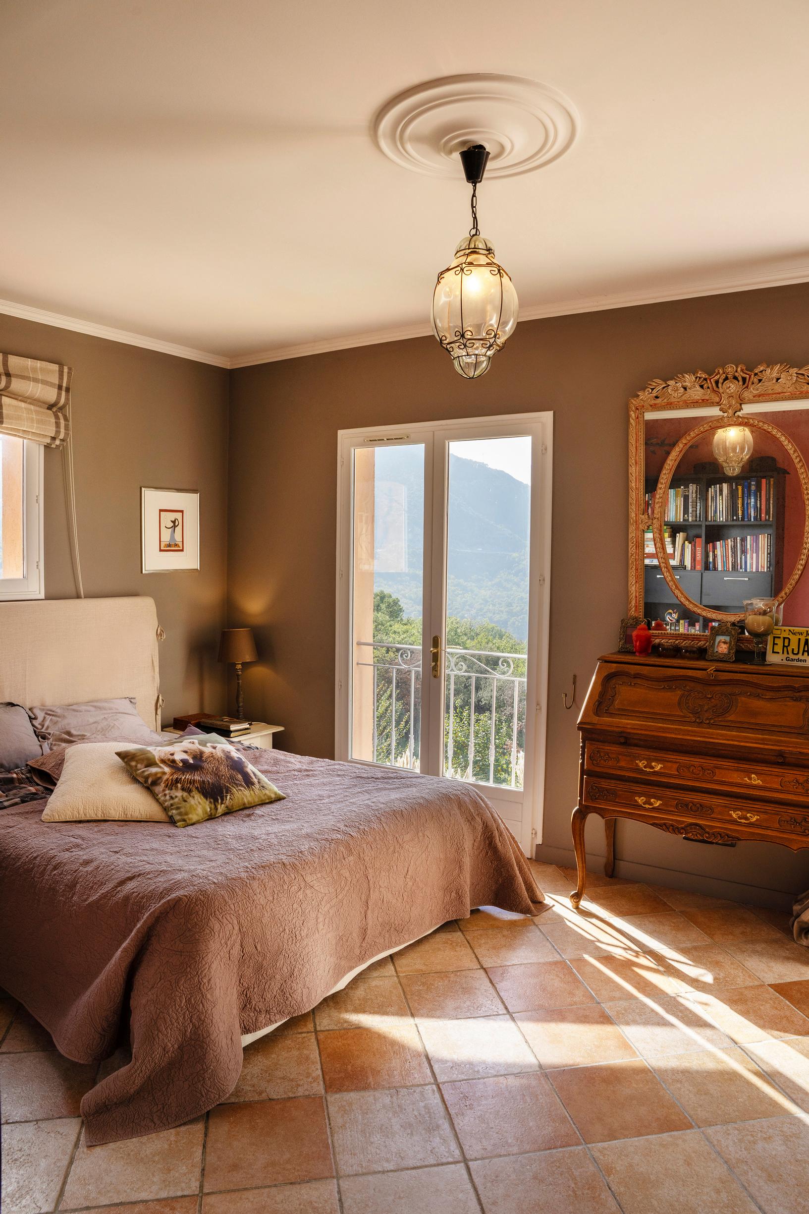 Emännän makuuhuone sijaitsee villan kolmannessa kerroksessa. Pieneltä parvekkeelta on hurmaavat näkymät laaksoon.