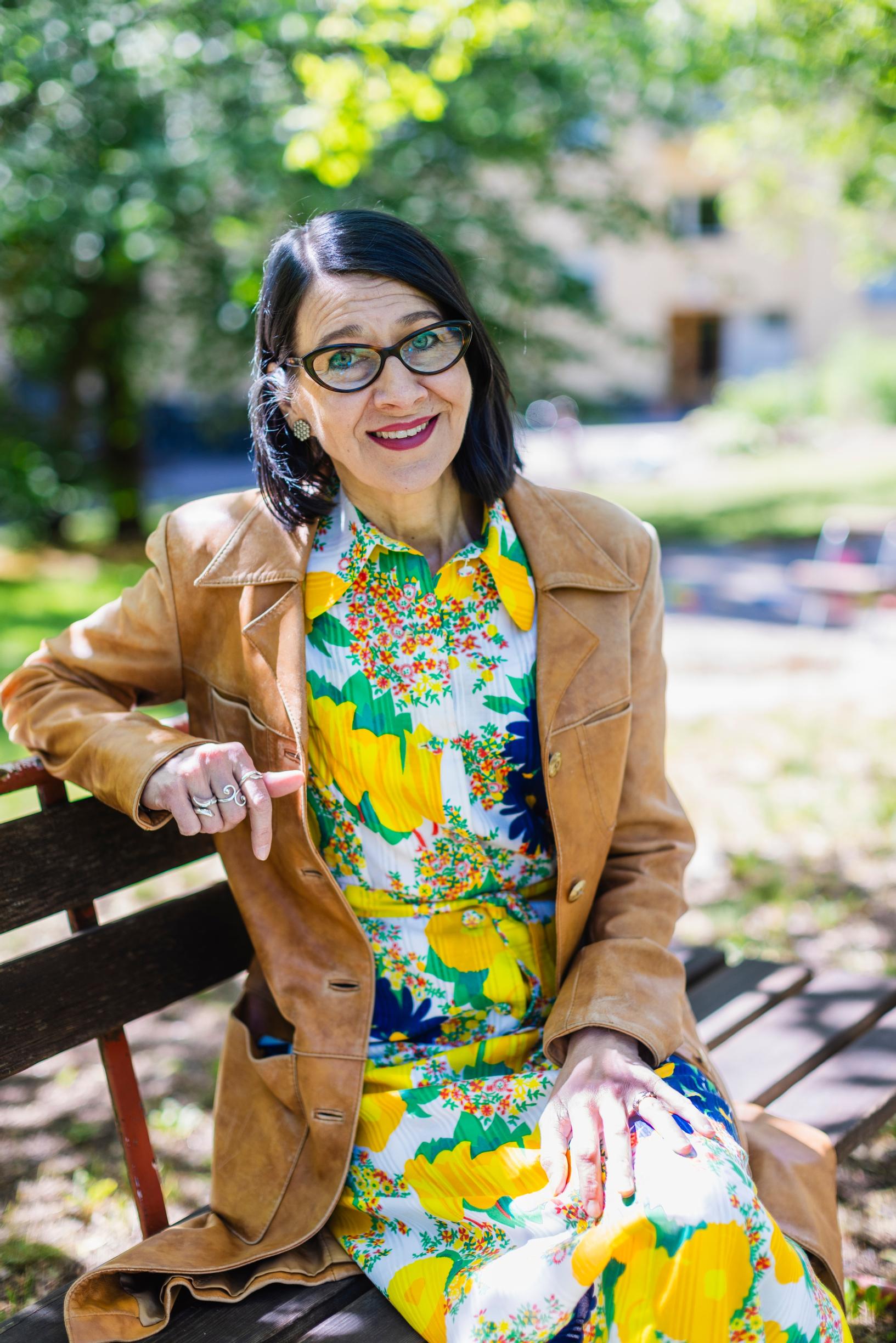 Riina ei pystynyt kommentoimaan Einon esikoisromaanin kaikkea sisältöä. ”Tajusin, että teksti kertoo tämän päivän nuorten maailmasta, josta en voi äitinä tietää, vaikka olisin kuinka läheinen lapseni kanssa.”