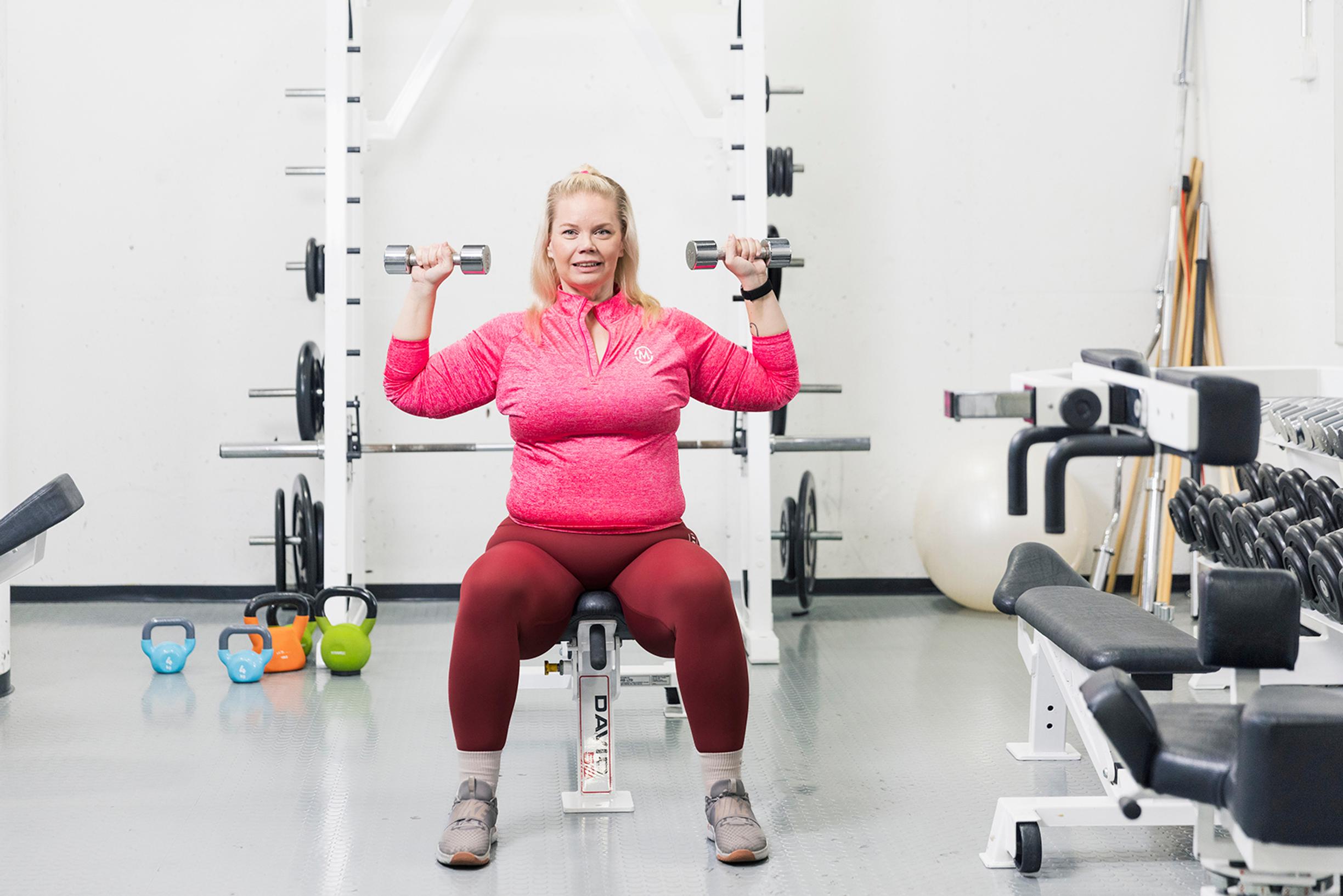 Miten pääsisi alkuun kuntosalilla? Tämä helppo koko kehon salitreeni sisältää vain 5 liikettä ja sujuu aloittelijaltakin alle tunnissa