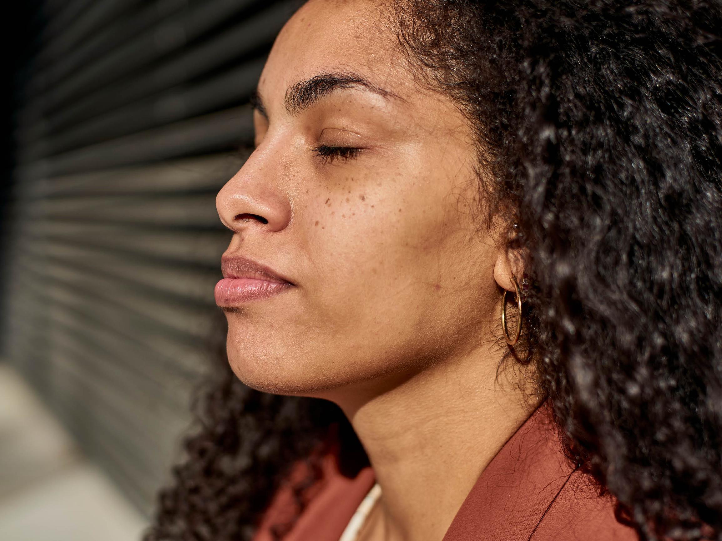 Terapeutti neuvoo kolme nopeaa keinoa ahdistukseen – yksi on niin helppo, että sen voi tehdä missä ja milloin vain