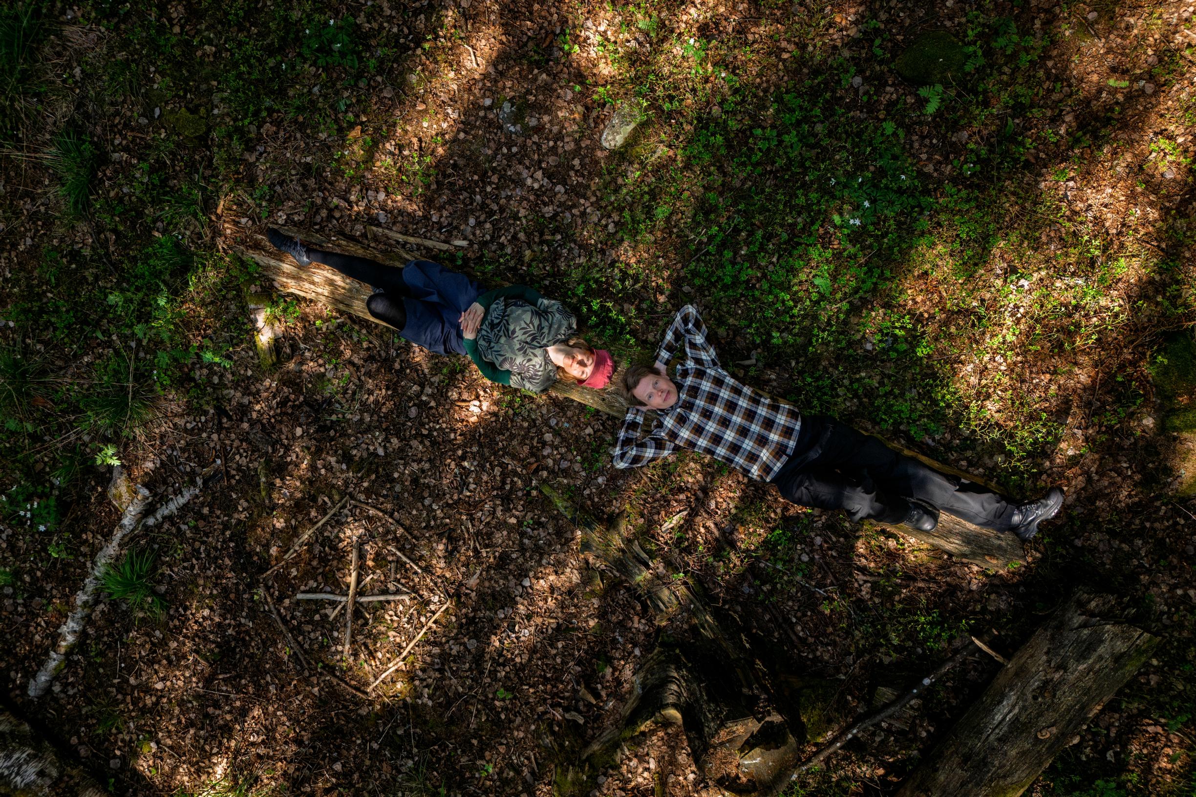 Adela ja Marko makaavat selällään maassa