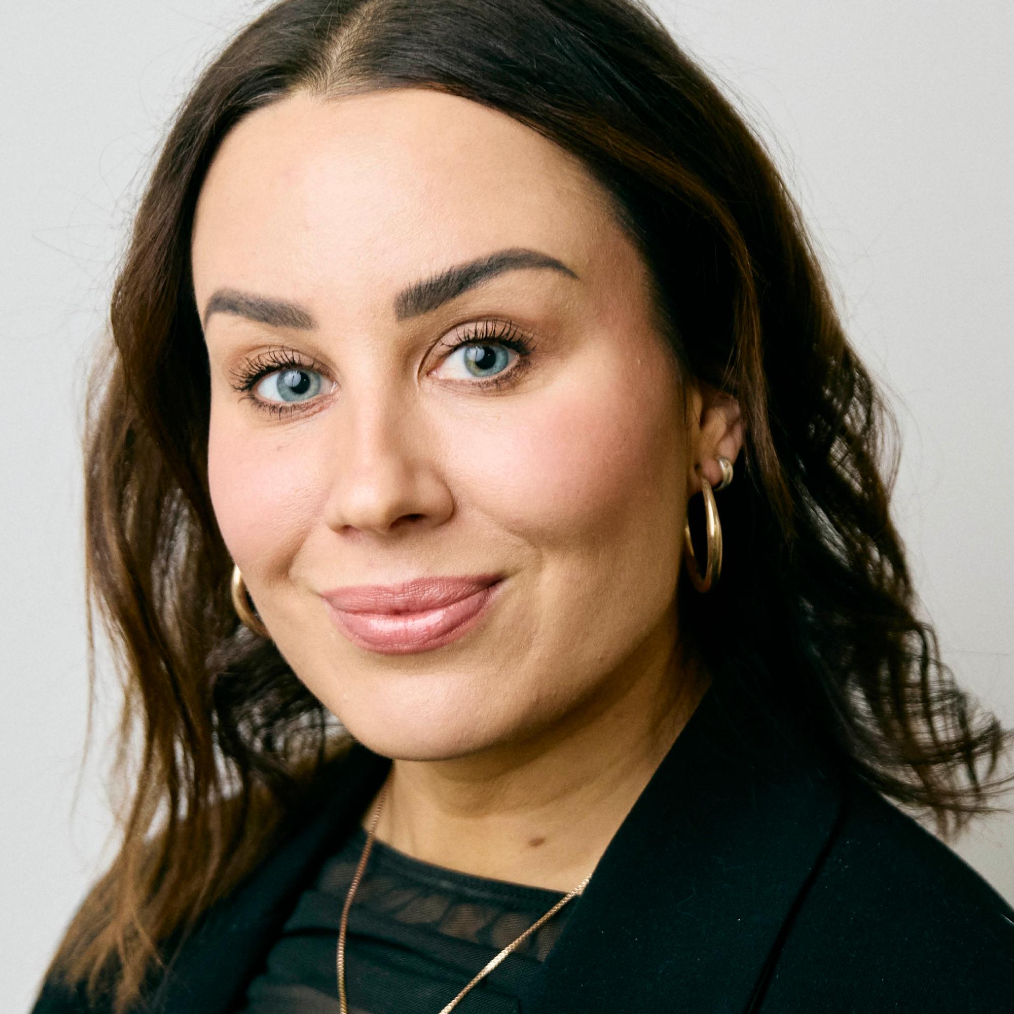 Alma Hätönen saa sokerista nivelkipuja ja syö vain kasvisruokaa – katso resepti herkulliseen klassikkoruokaan, joka maistuu seuraavana päivänä vielä paremmalta