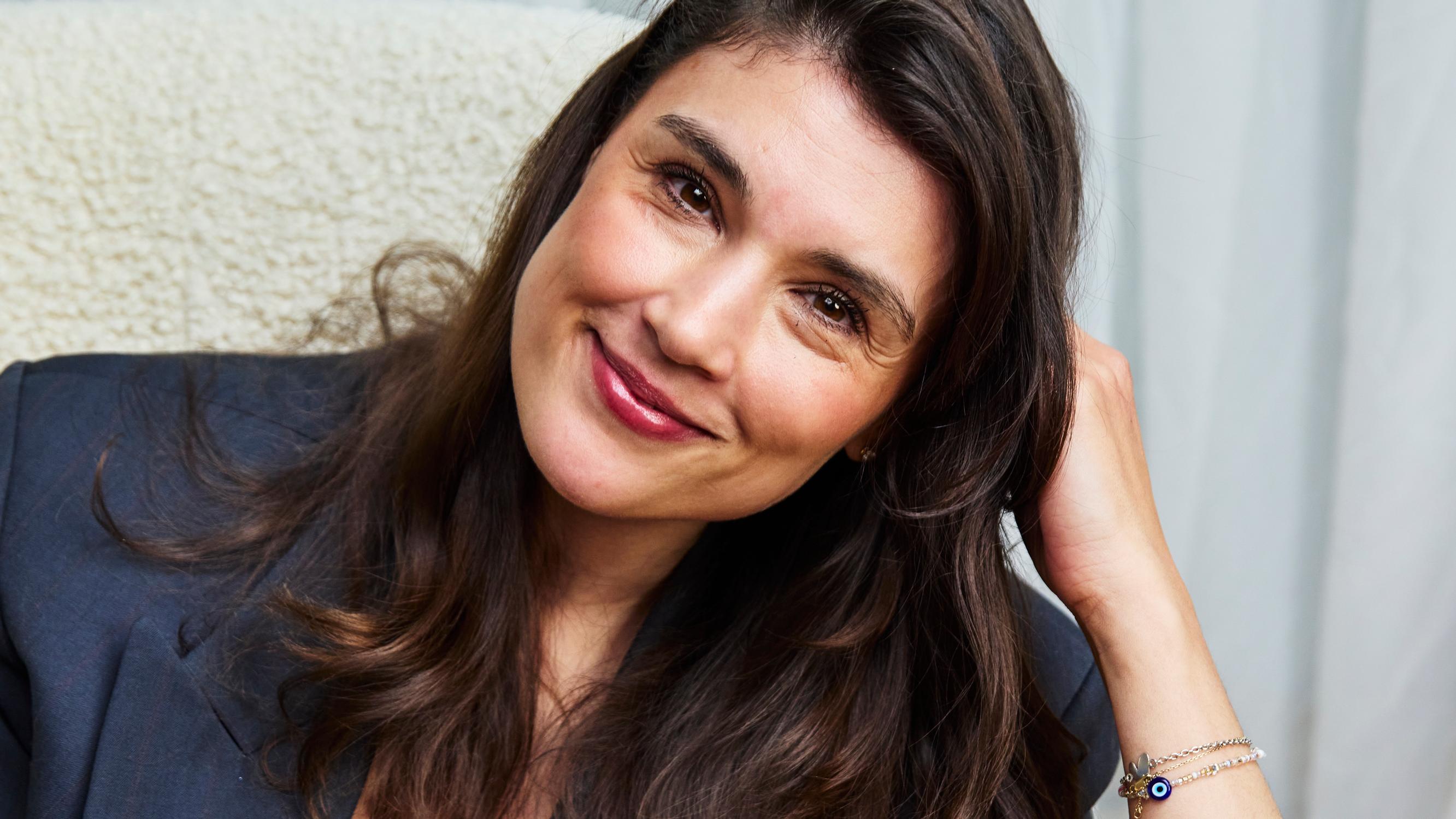 Maryam Razavi paljastaa suosikkiripsivärinsä – ja kertoo, miten tekee silmämeikin ilman luomiväriä ja siveltimiä