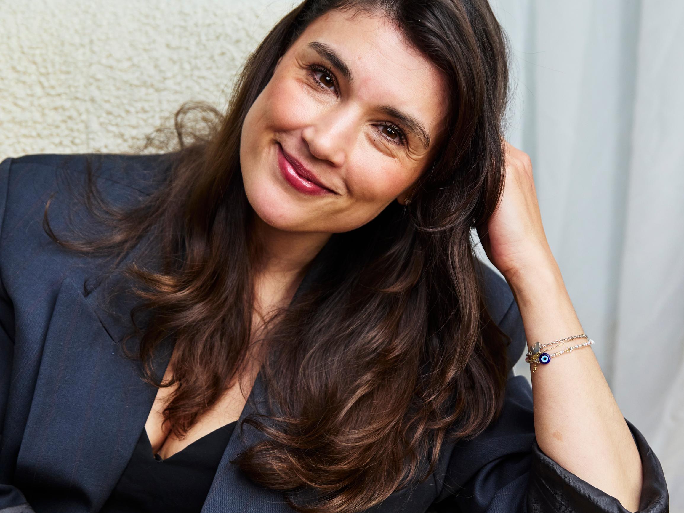 Maryam Razavi paljastaa suosikkiripsivärinsä – ja kertoo, miten tekee silmämeikin ilman luomiväriä ja siveltimiä