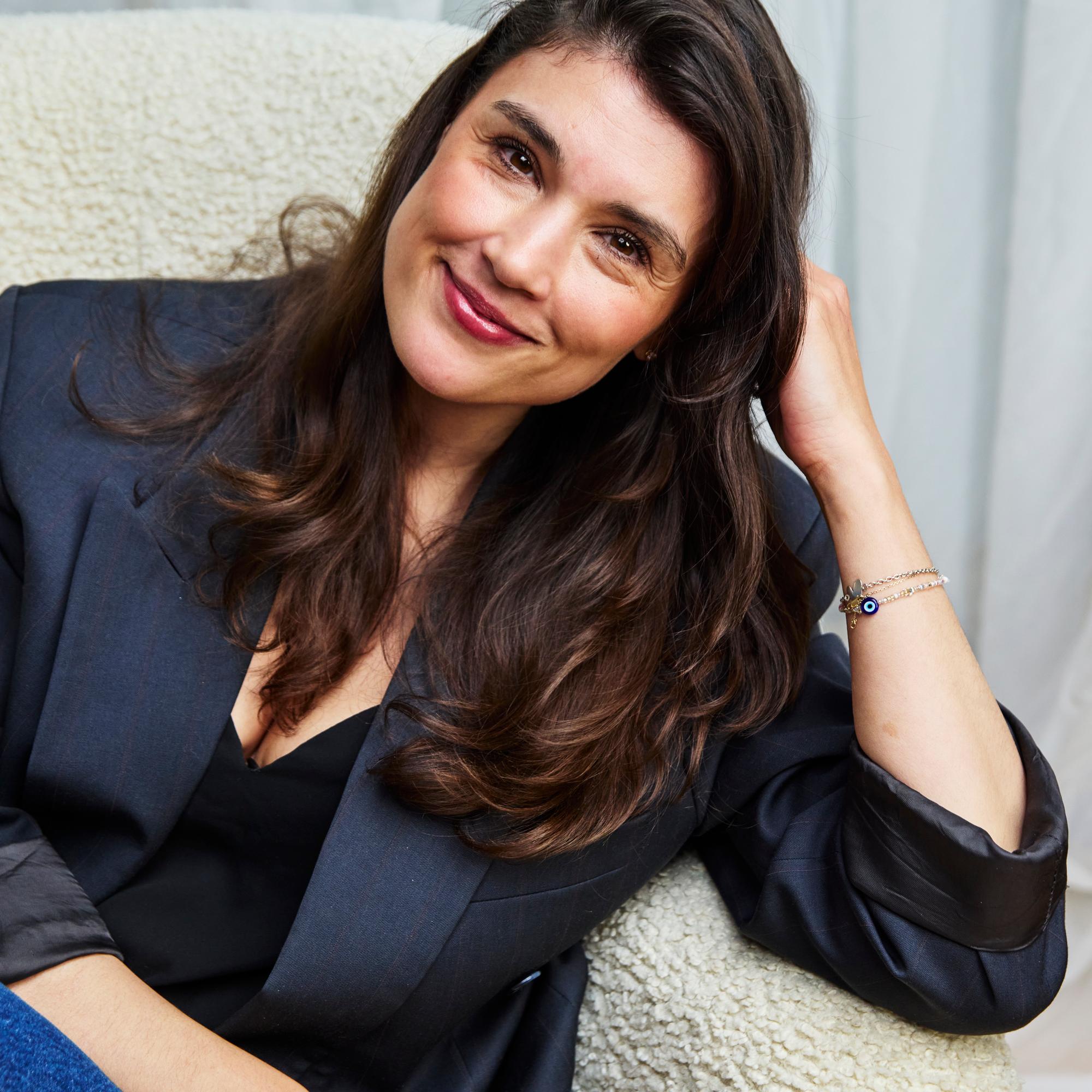 Maryam Razavi paljastaa suosikkiripsivärinsä – ja kertoo, miten tekee silmämeikin ilman luomiväriä ja siveltimiä