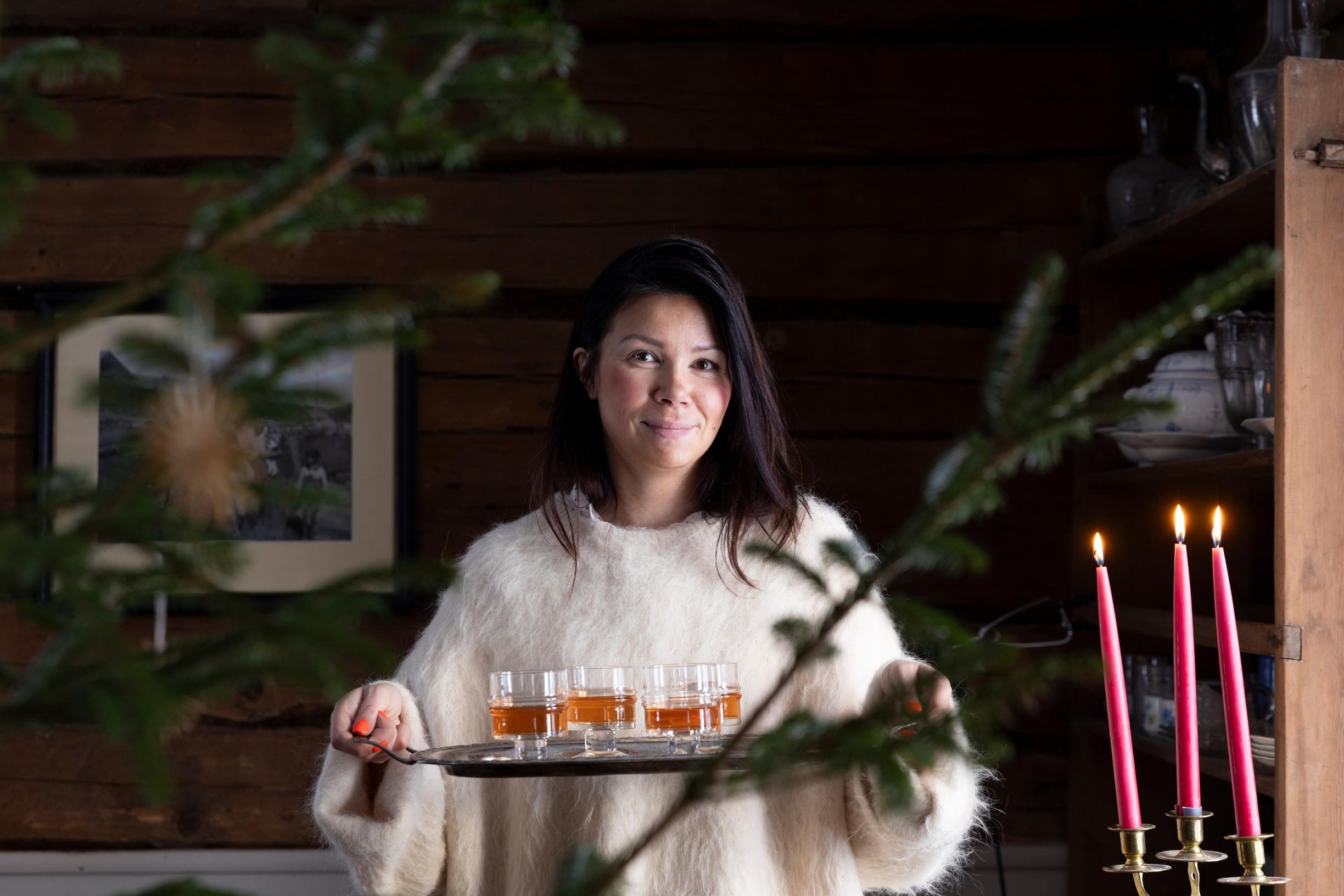 Glögi tarjoillaan Timo Sarpanevan Pisararengas-laseista, jotka olivat talossa.