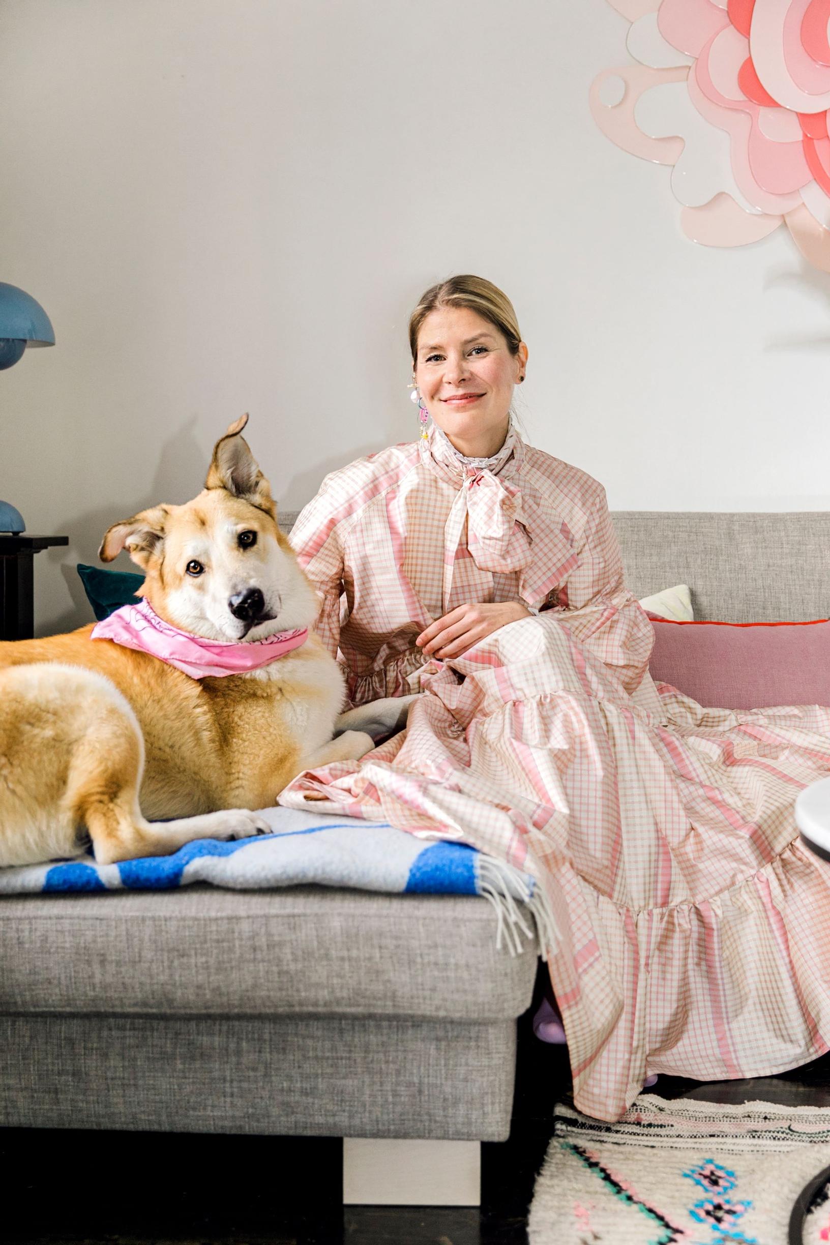 Taiteilija Anu Halmesmaa löysi värit, kun lapsuuden turvattomuuden tunne väistyi 