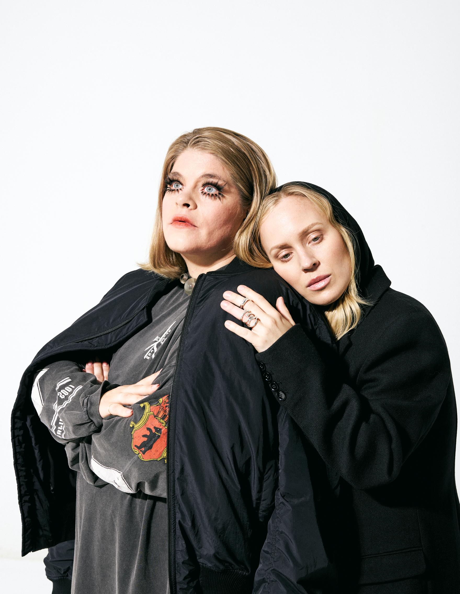 Tiesitkö, että Tuplakääk-podcastin Enni on oikeasti raju hevari ja Kirsikka on ollut itseruskettavan suurkuluttaja? Nyt he paljastavat myös parhaat julkkisjuorut