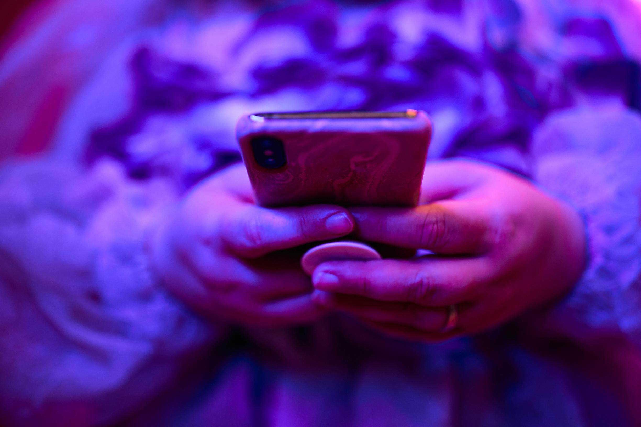 Verkkohäirintä uhkaa yksilön terveyttä ja koko yhteiskunnan demokratiaa – toimi näin, jos joudut kohteeksi