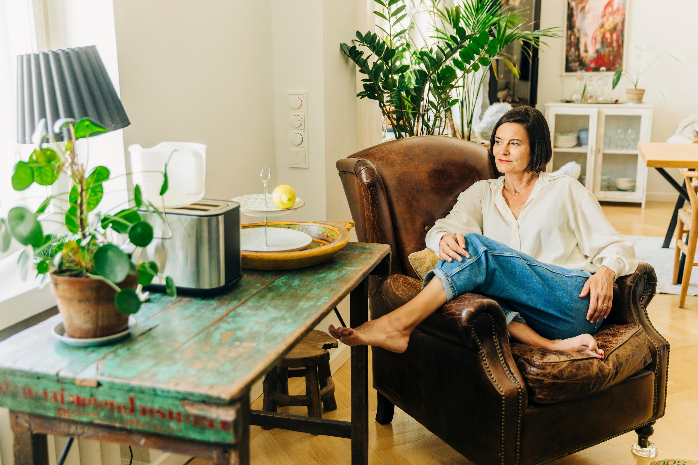 Hanna Jensen istuu nojatuolissa