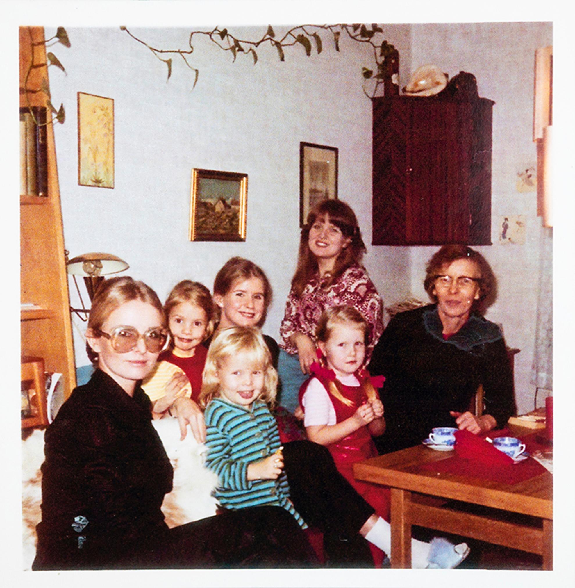 Vuonna 1970 otetussa perhekuvassa oikealla Hilkka-äiti. Vasemmalla edessä esikoinen Marjatta ja äidin vieressä kuopus Hanna.