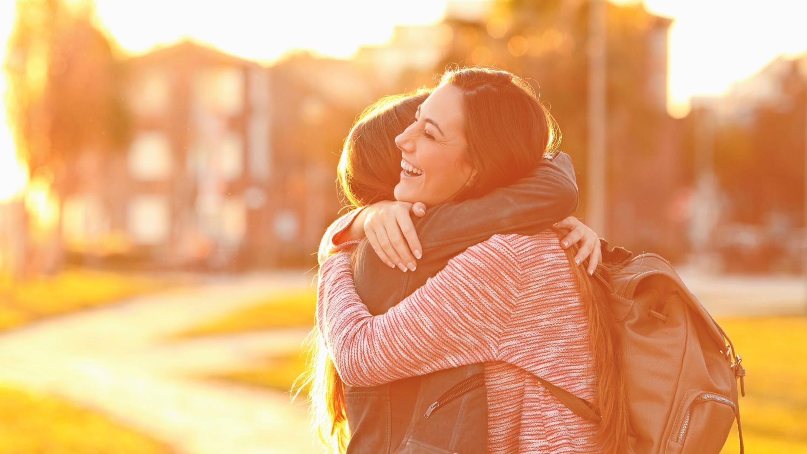 Luuletko olevasi hyvä kuuntelija? Asiantuntija kertoo, millaisia virheitä moni tekee auttaessaan