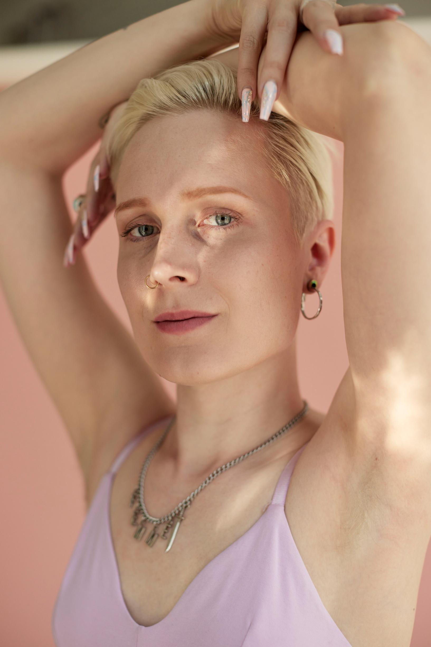 Kun Mira Eskelinen laittautui Halloween-juhliin kahdeksan vuotta sitten, hän ymmärsi olevansa transnainen: ”Ajattelen mennyttä edesmenneenä veljenä”