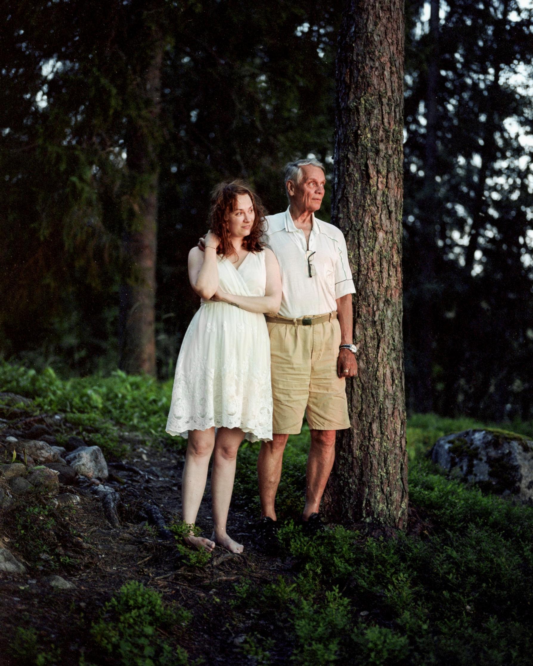 Kuvassa isä ja tytär metsässä.