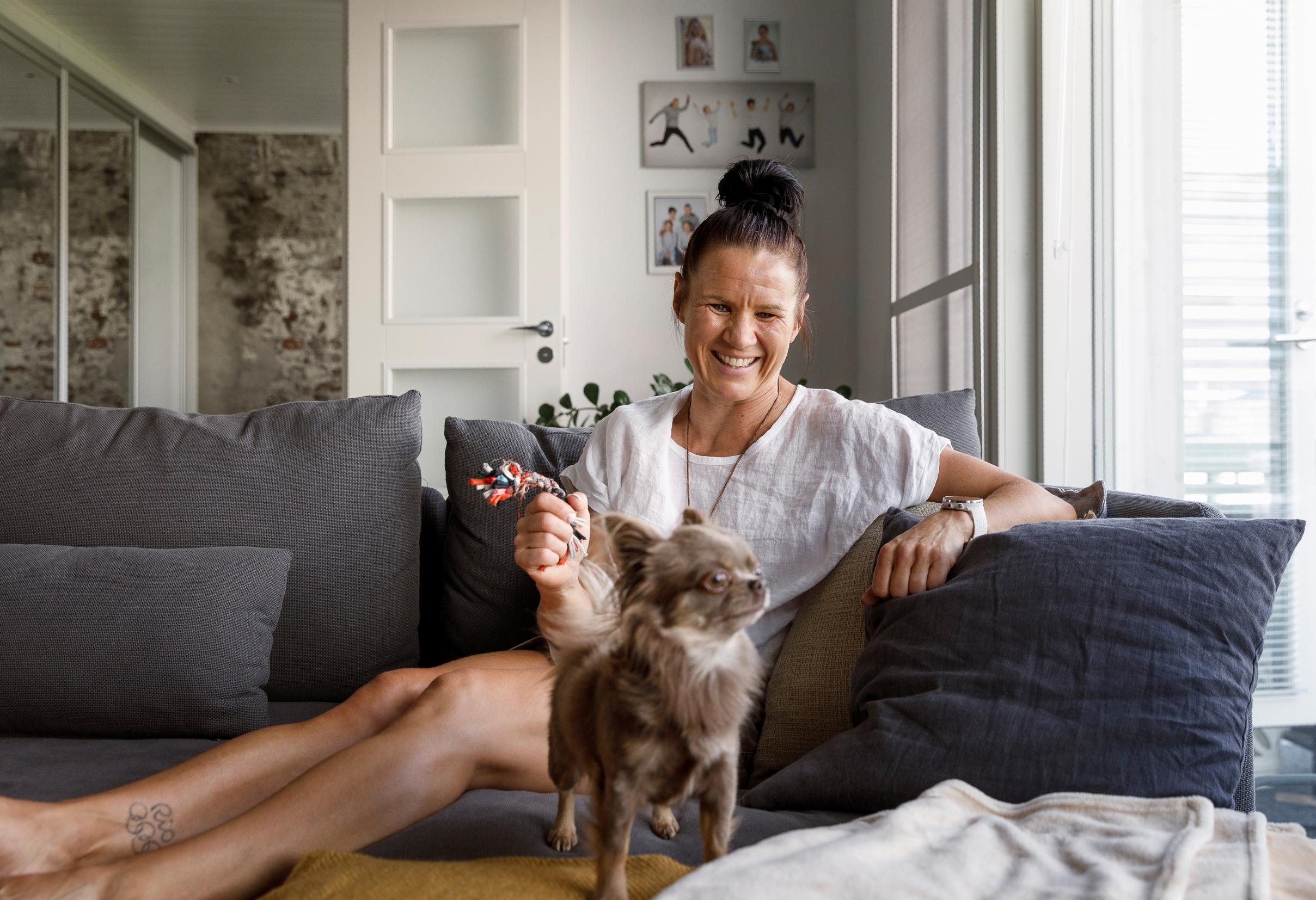 Miran kilpaurheiluvuodet rasittivat välillä parisuhdetta. ”Tiukat dieettini ja muut valintani ovat kiristäneet hermoja.” Chihuahua Yoda nauttii yhteisestä ajasta emäntänsä kanssa.