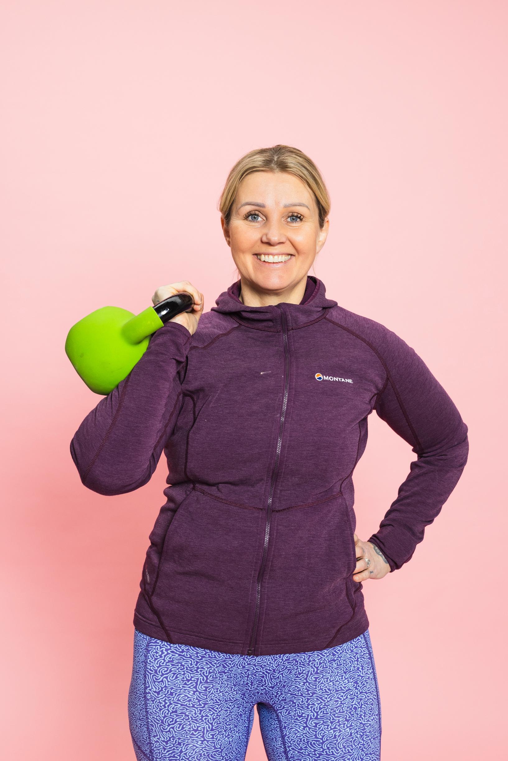 Kahvakuulatreeni lisää koko kehon voimaa ja tuo hien nopeasti pintaan – tämä viiden liikkeen jumppa on helppo tehdä kotona