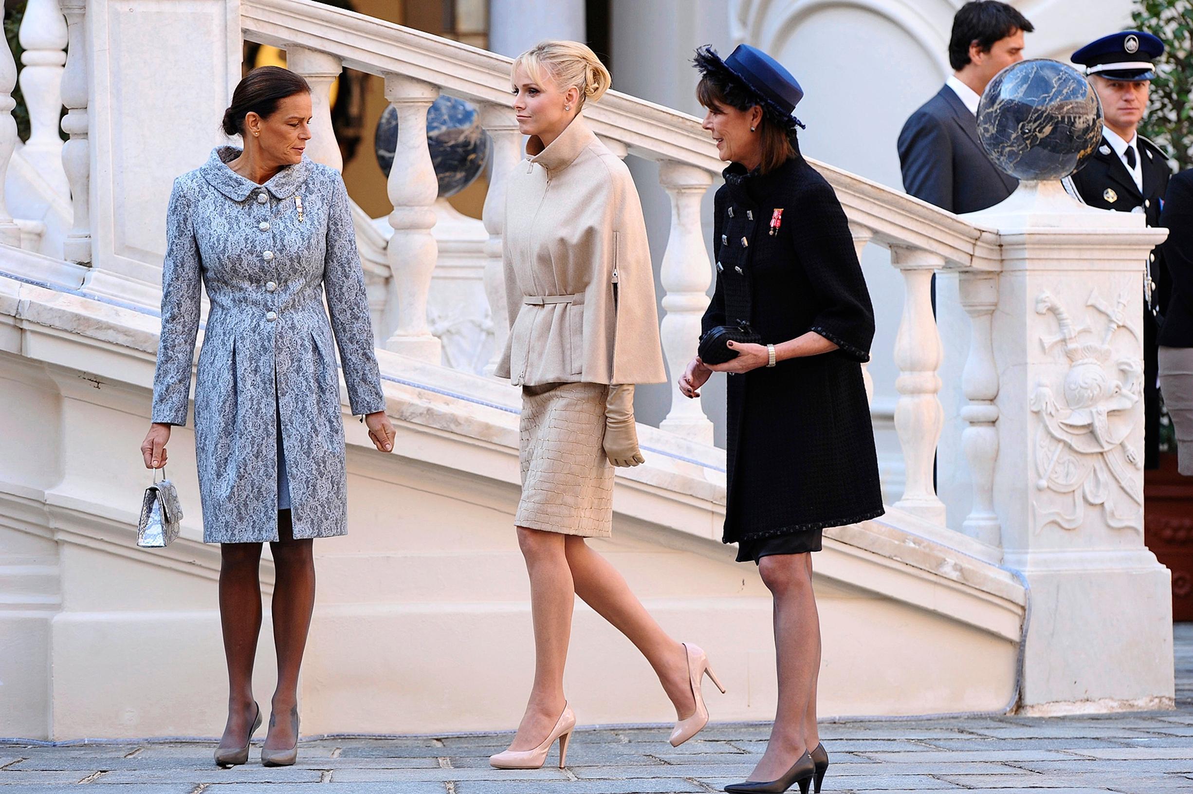 Stephanie, Charlene ja Caroline Monacon kansallispäivän juhlallisuuksissa 2011. Charlenen ja Carolinen välejä väitetään huonoiksi. 