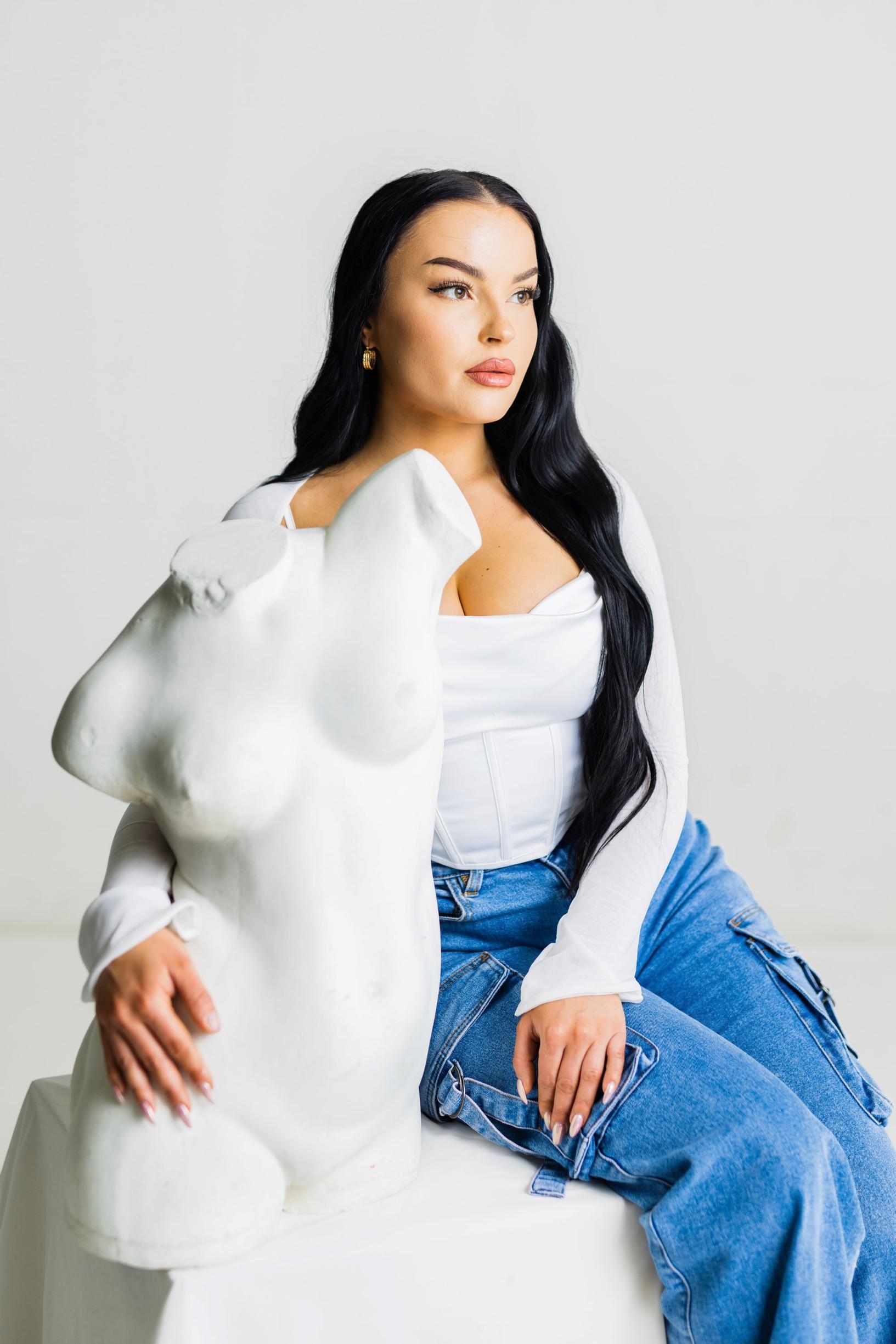 Somevaikuttaja Emilia Aaltoselle ulkonäkö on työtä, ja siksi hän haluaa pysyä samannäköisenä kuin kymmenen vuotta sitten: ”Voin henkisesti hyvin, kun laitan botoxia”